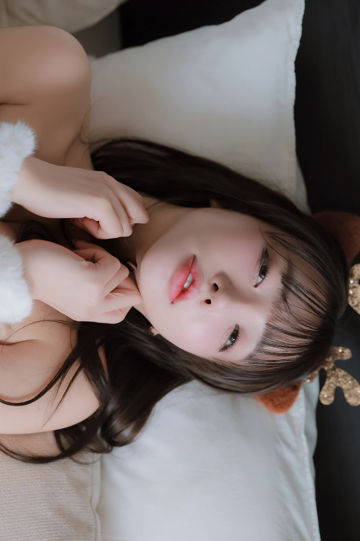 Son Yeeun 손예은, Photobook 「2025 X-Mas Offline」 Set.03