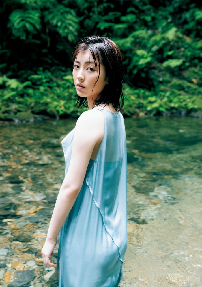 浜辺美波 鬼かわな水着＆浴衣グラビア画像！