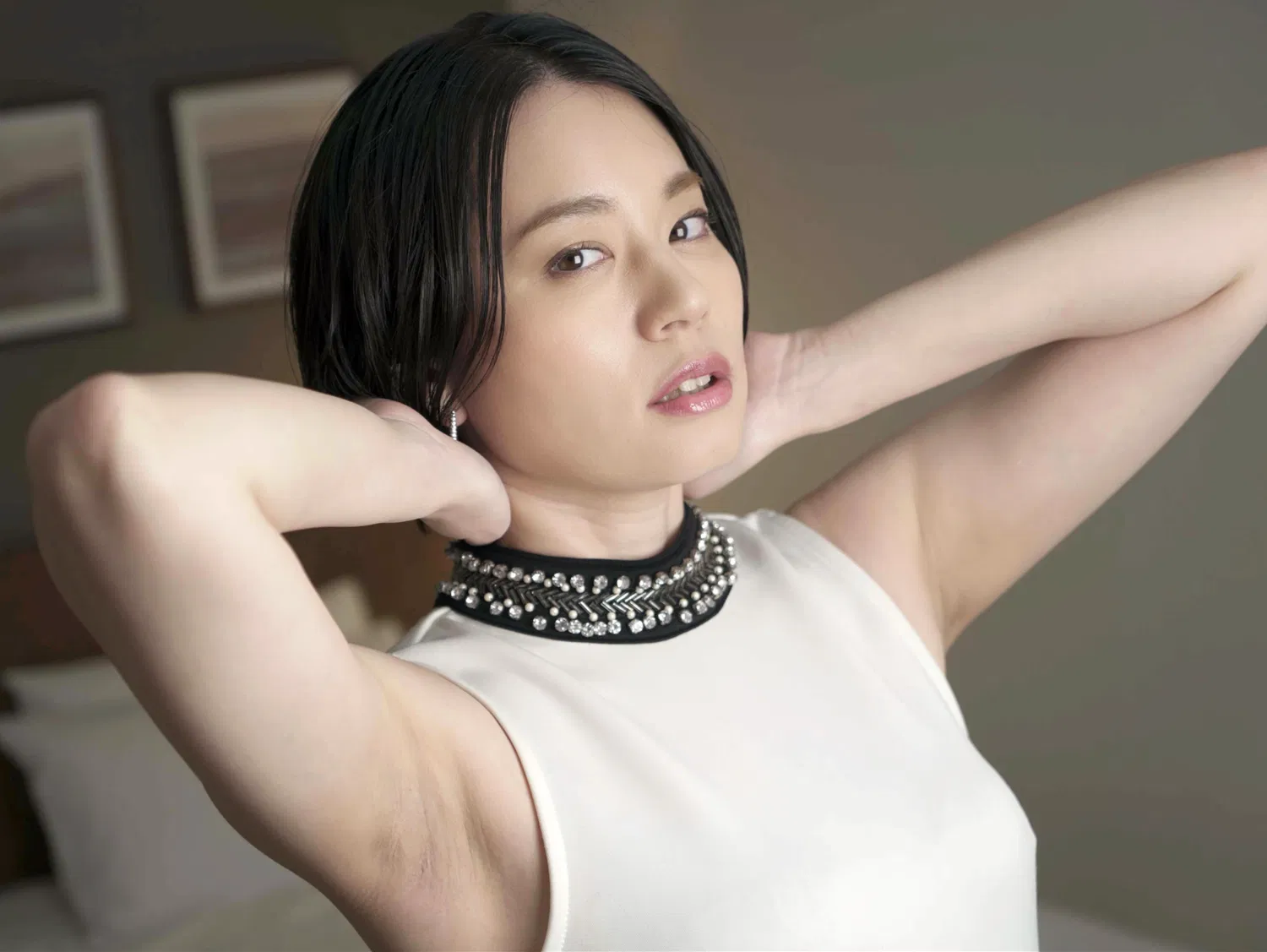 【舞ワイフ公式写真集】平井栞奈 - 快楽を求め続ける欲求不満な美尻妻