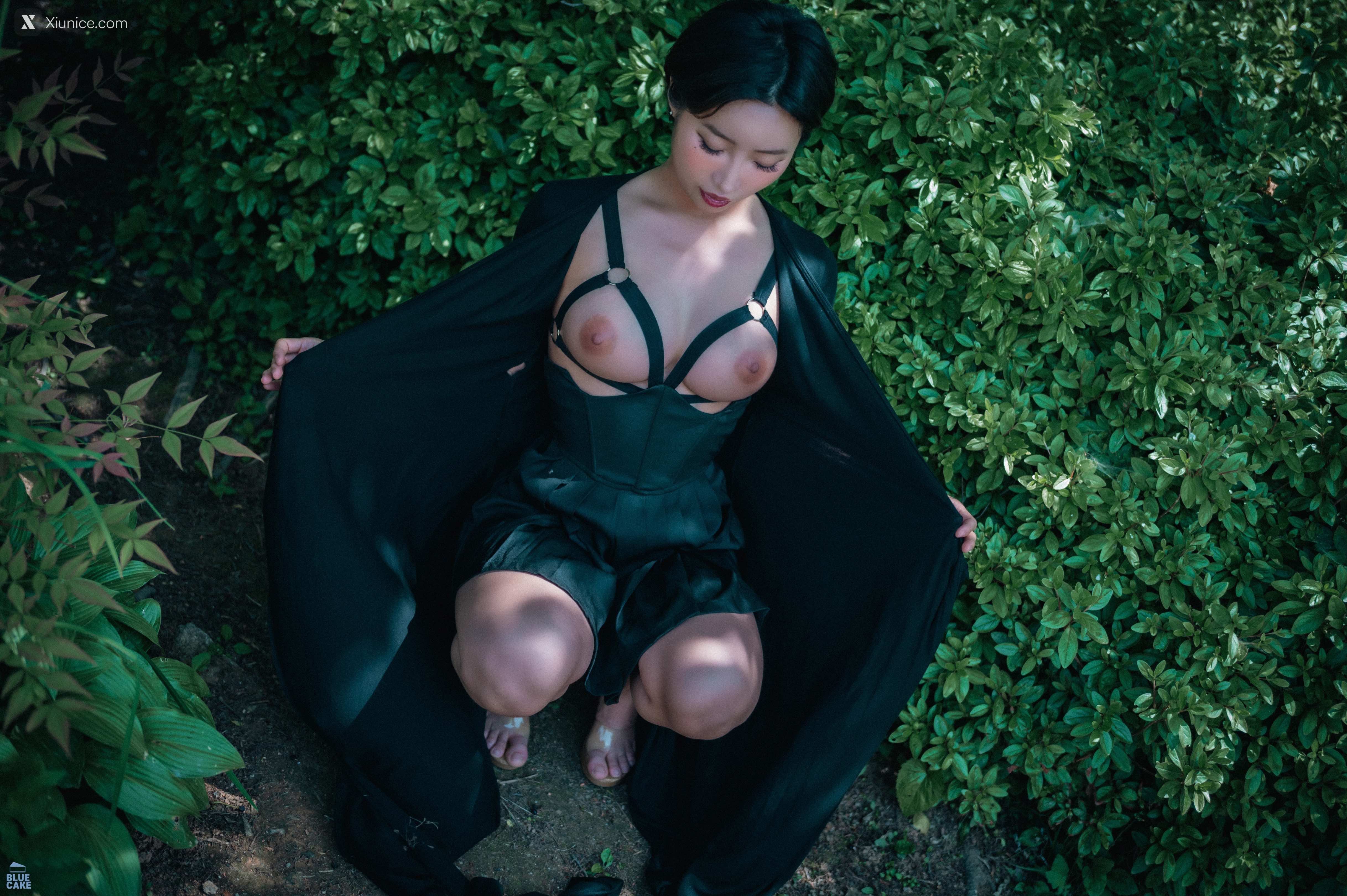 BLUECAKE Booty Queen – Walk in The Park 4K