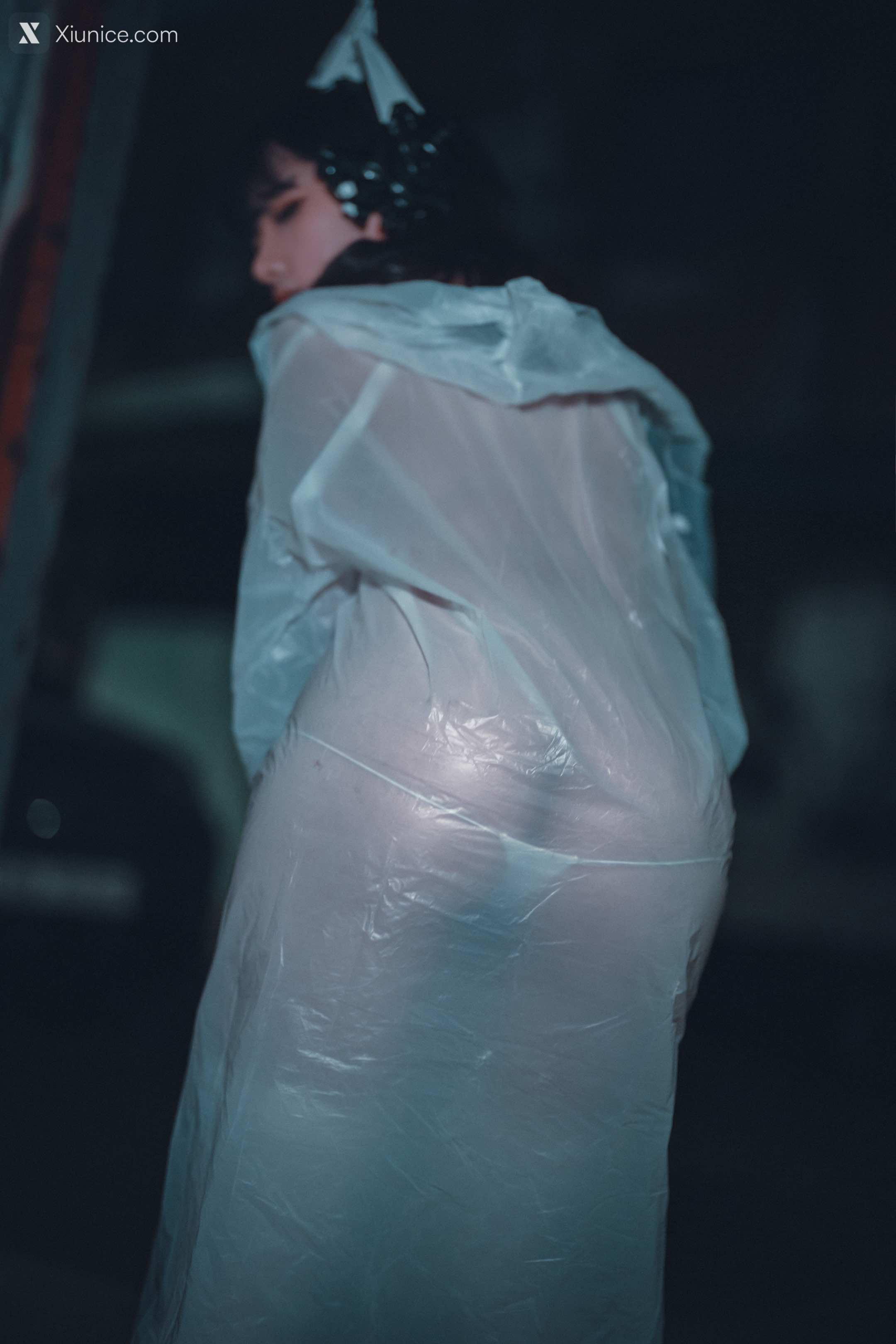 DJAWA Photo – Sonson (손손) – Vagabundo de la Noche (Masked-girl in raincoat) 4K