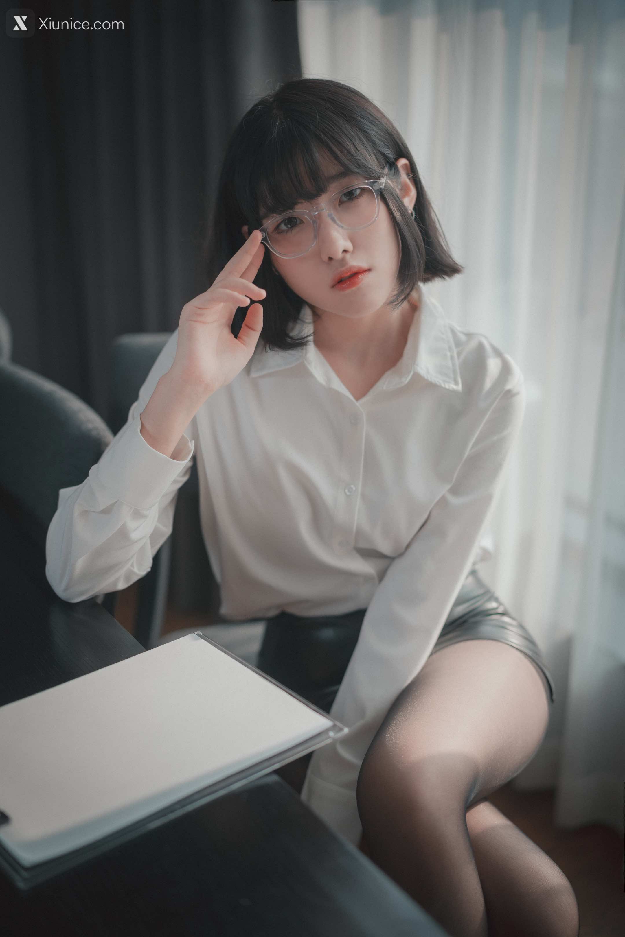 DJAWA Photo – Sonson (손손) – “Need Your Approval” 4K
