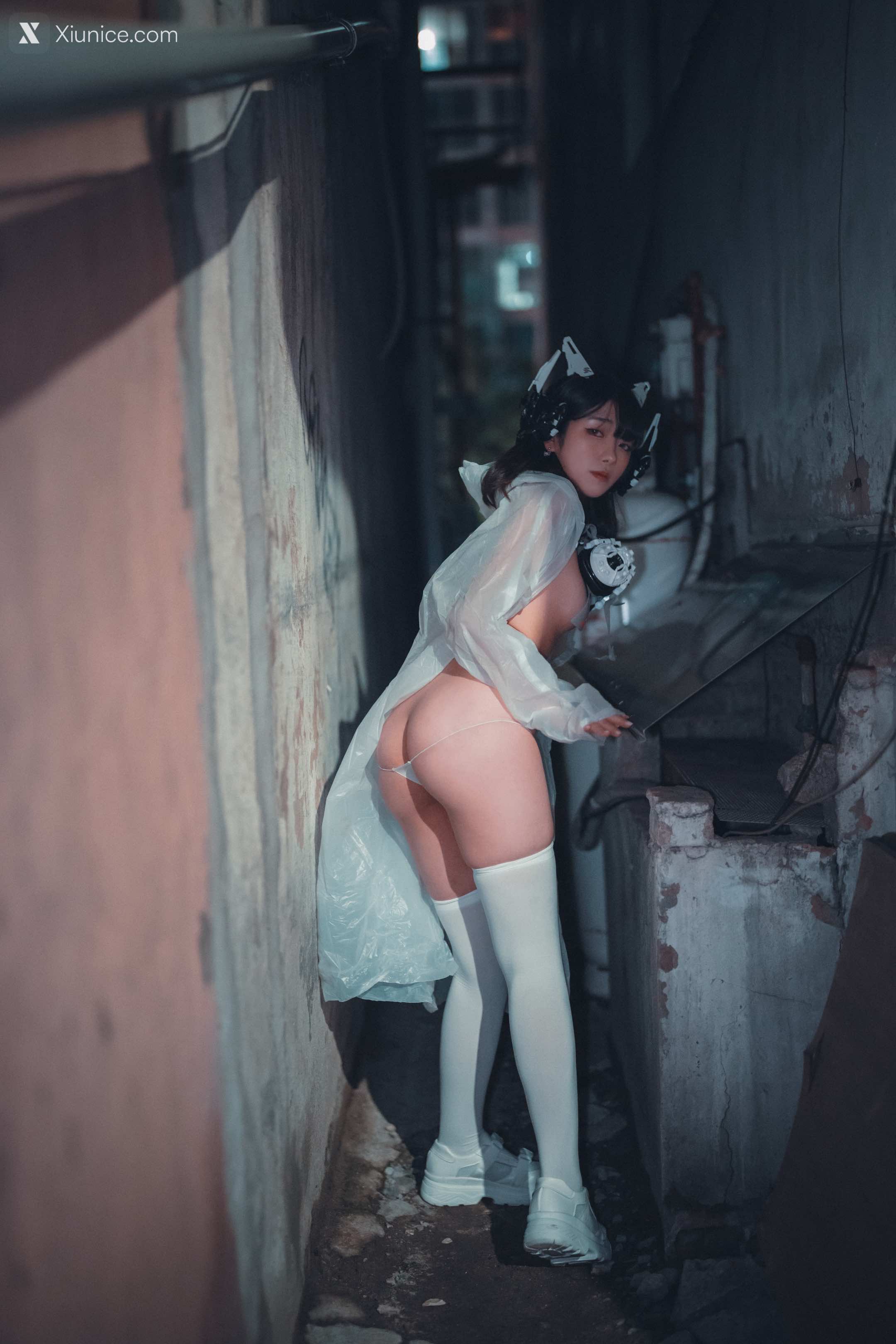 DJAWA Photo – Sonson (손손) – Vagabundo de la Noche (Masked-girl in raincoat) 4K