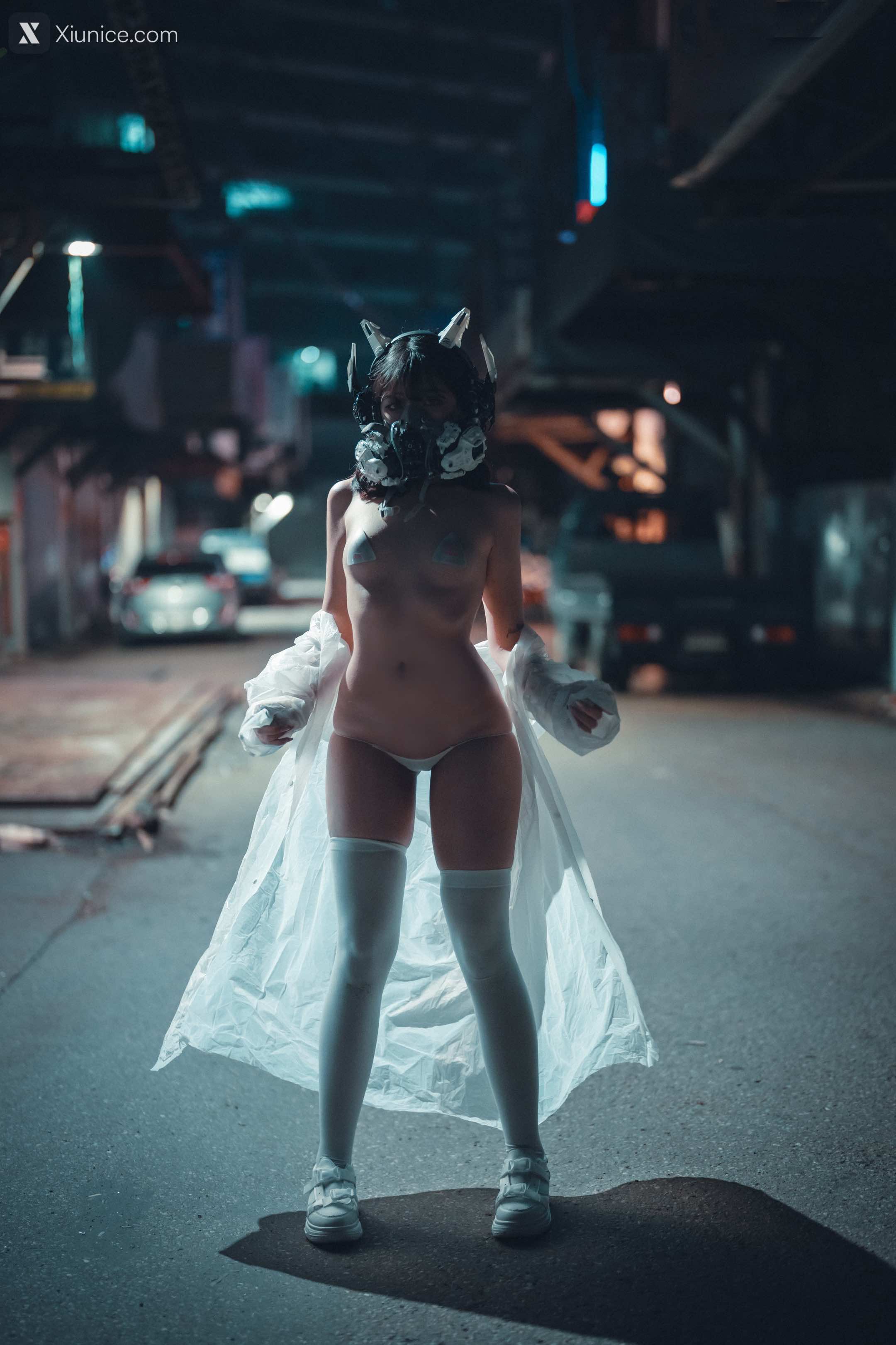 DJAWA Photo – Sonson (손손) – Vagabundo de la Noche (Masked-girl in raincoat) 4K