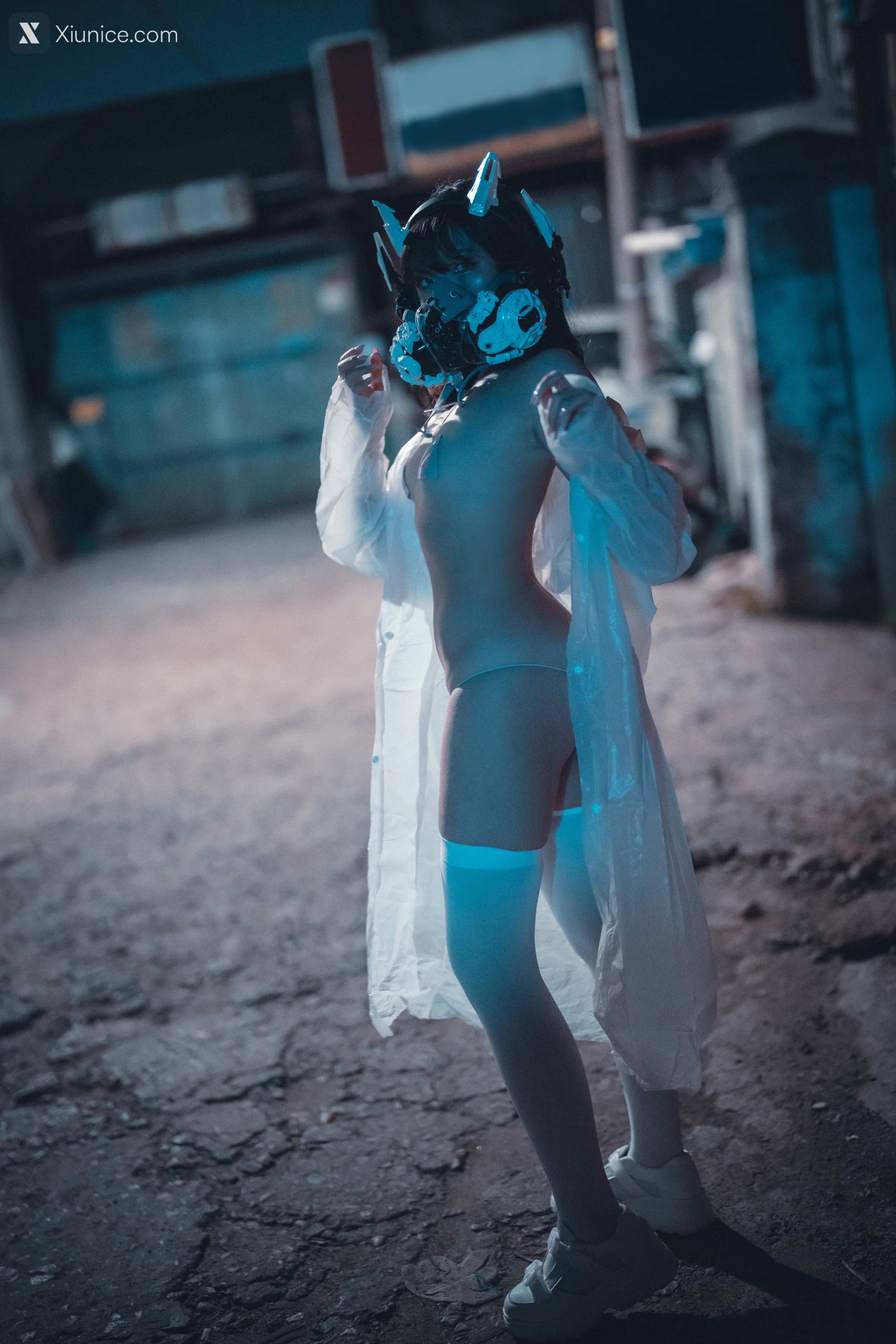 DJAWA Photo – Sonson (손손) – Vagabundo de la Noche (Masked-girl in raincoat) 4K