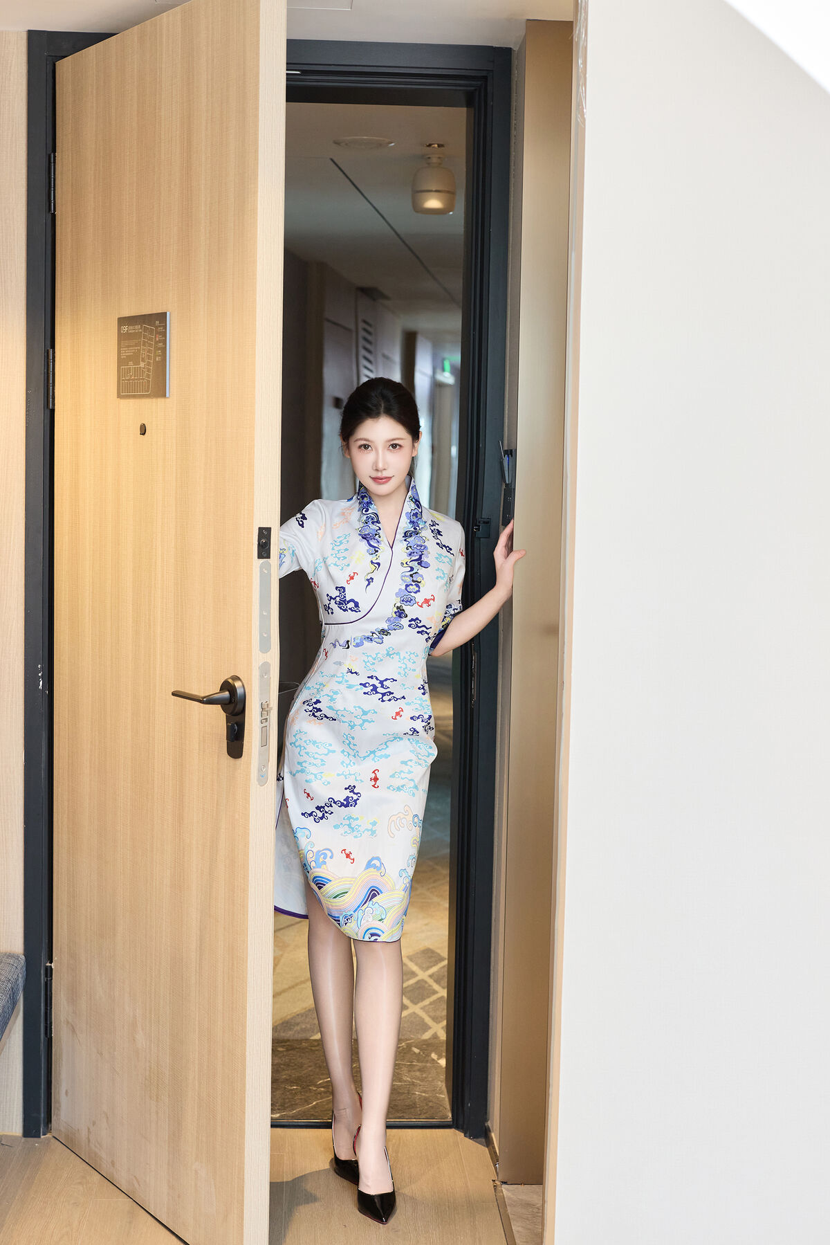 内购无水印 Yin Tian Tian 尹甜甜sunny - 秀人网模特 空姐的服务