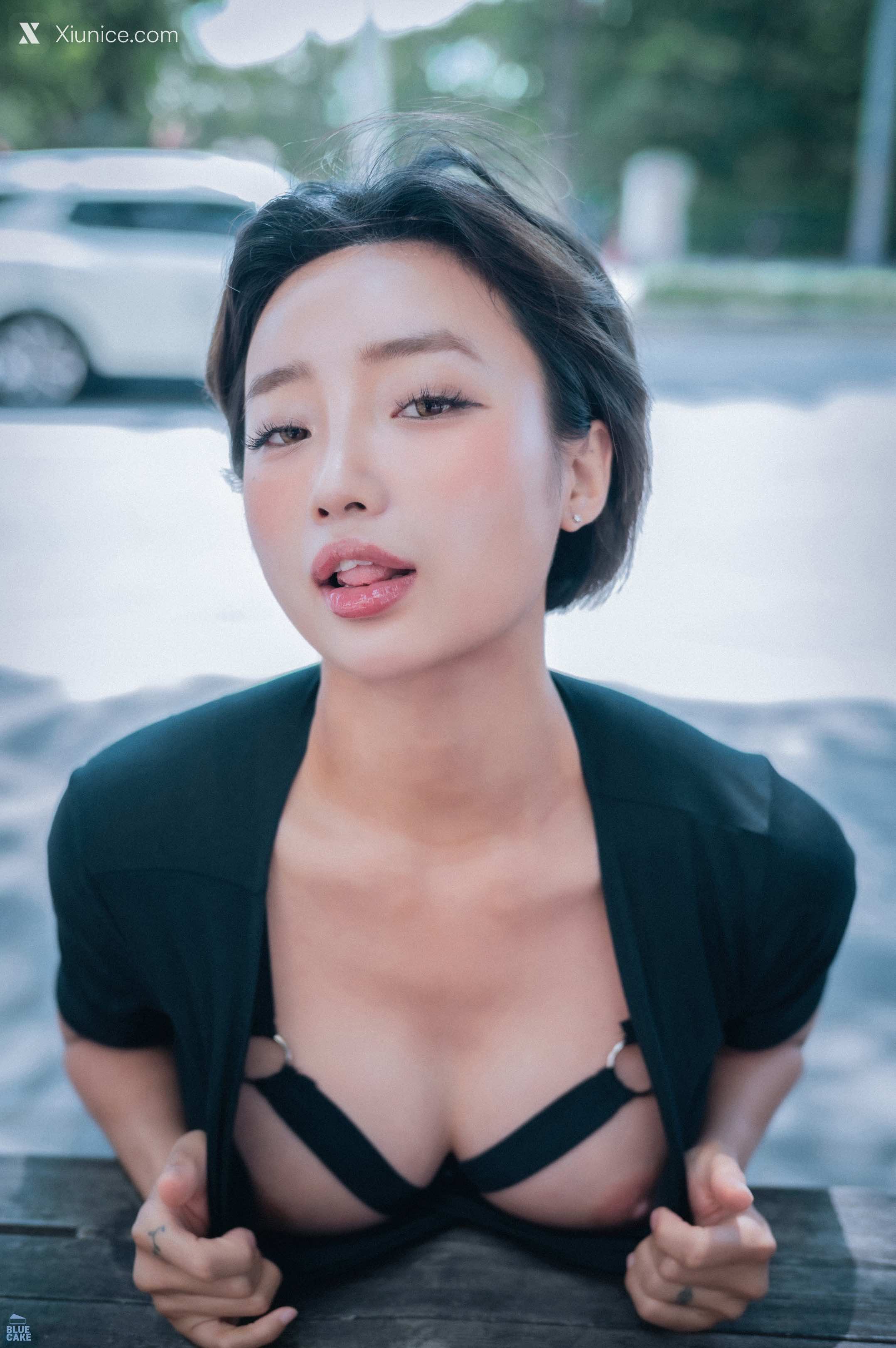 BLUECAKE Booty Queen – Walk in The Park 4K