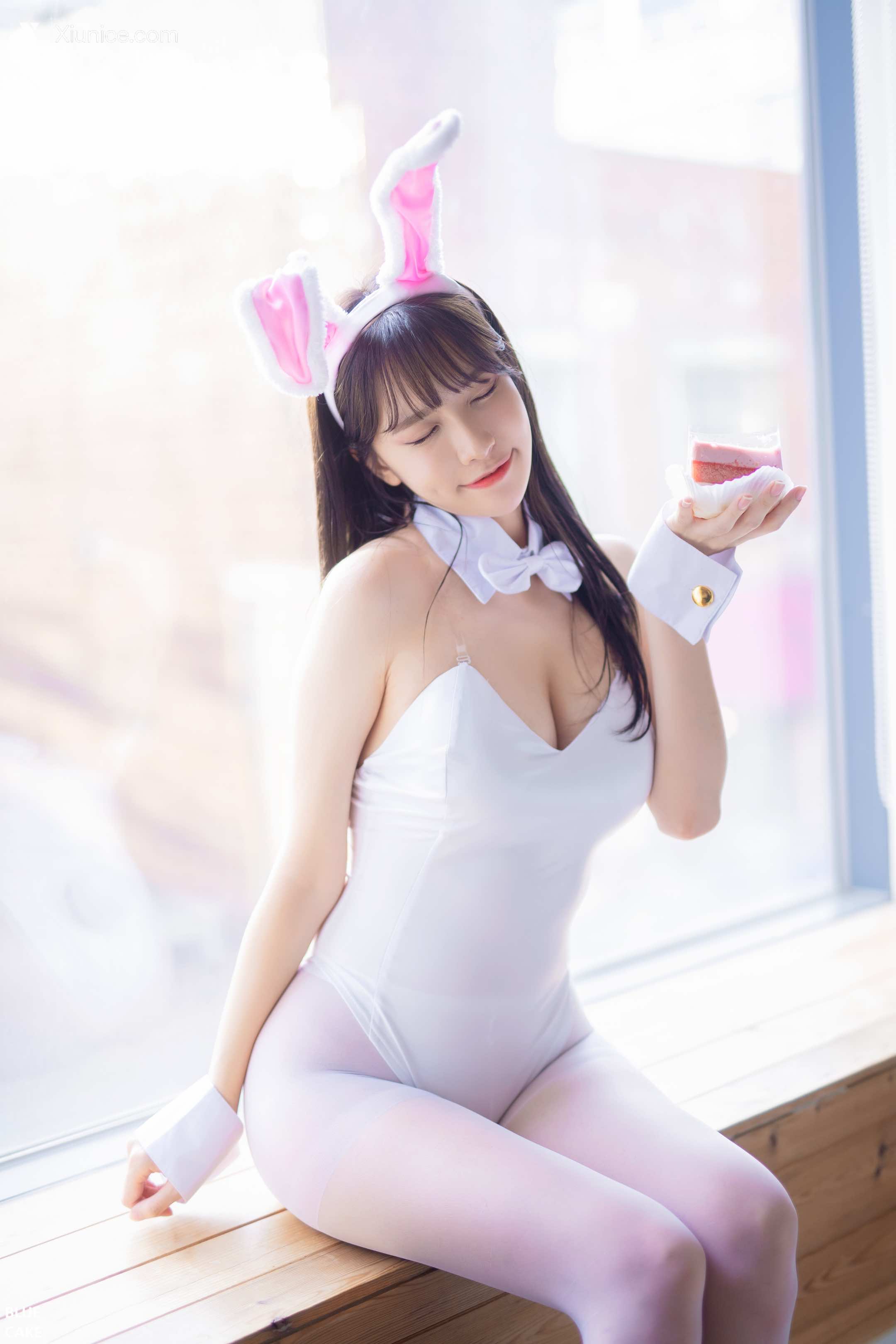 BLUECAKE Ahrin – White Black Bunny – BlueCake 4K