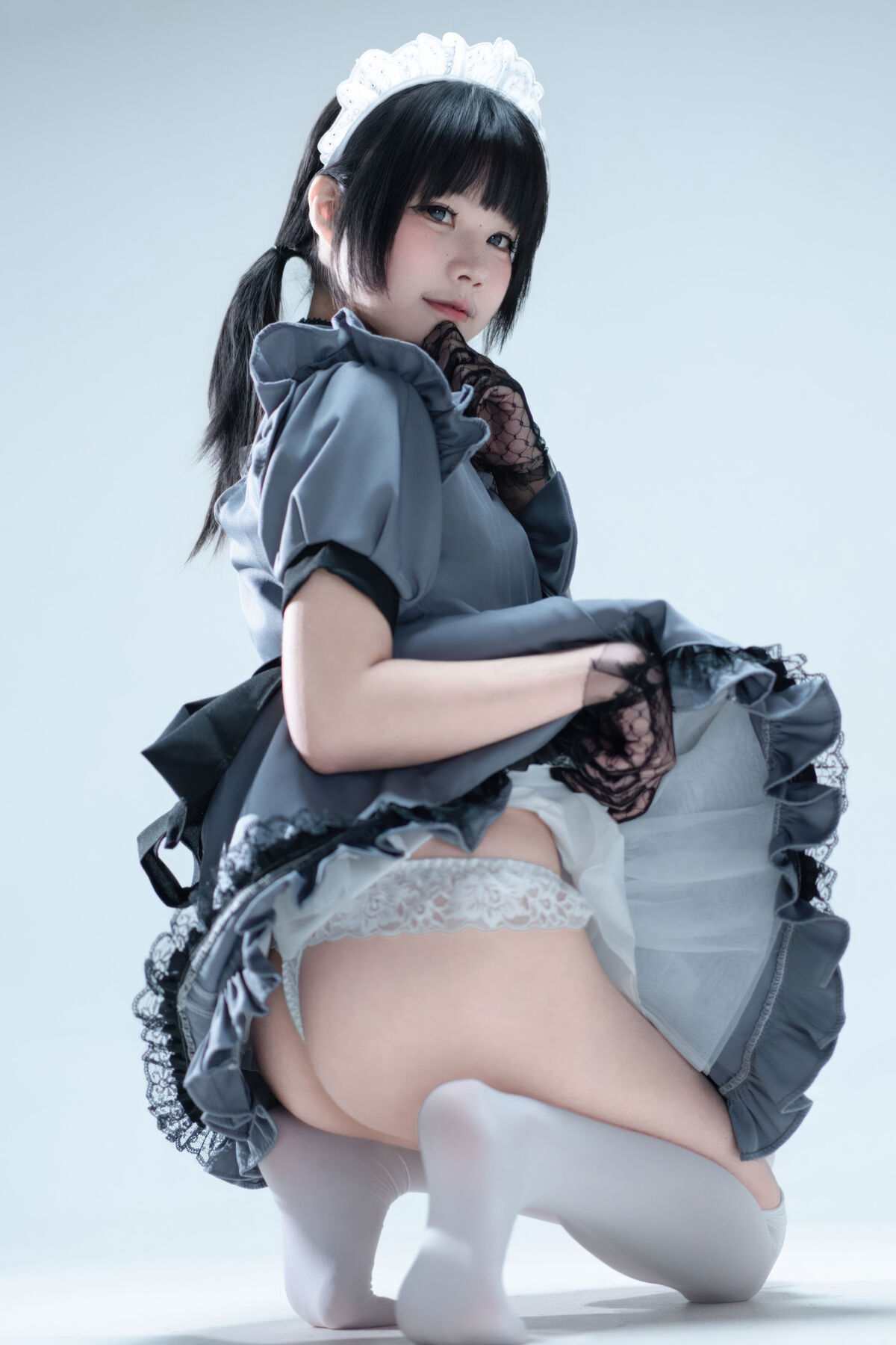 Coser@清水凪 – 手提箱与灰色女仆