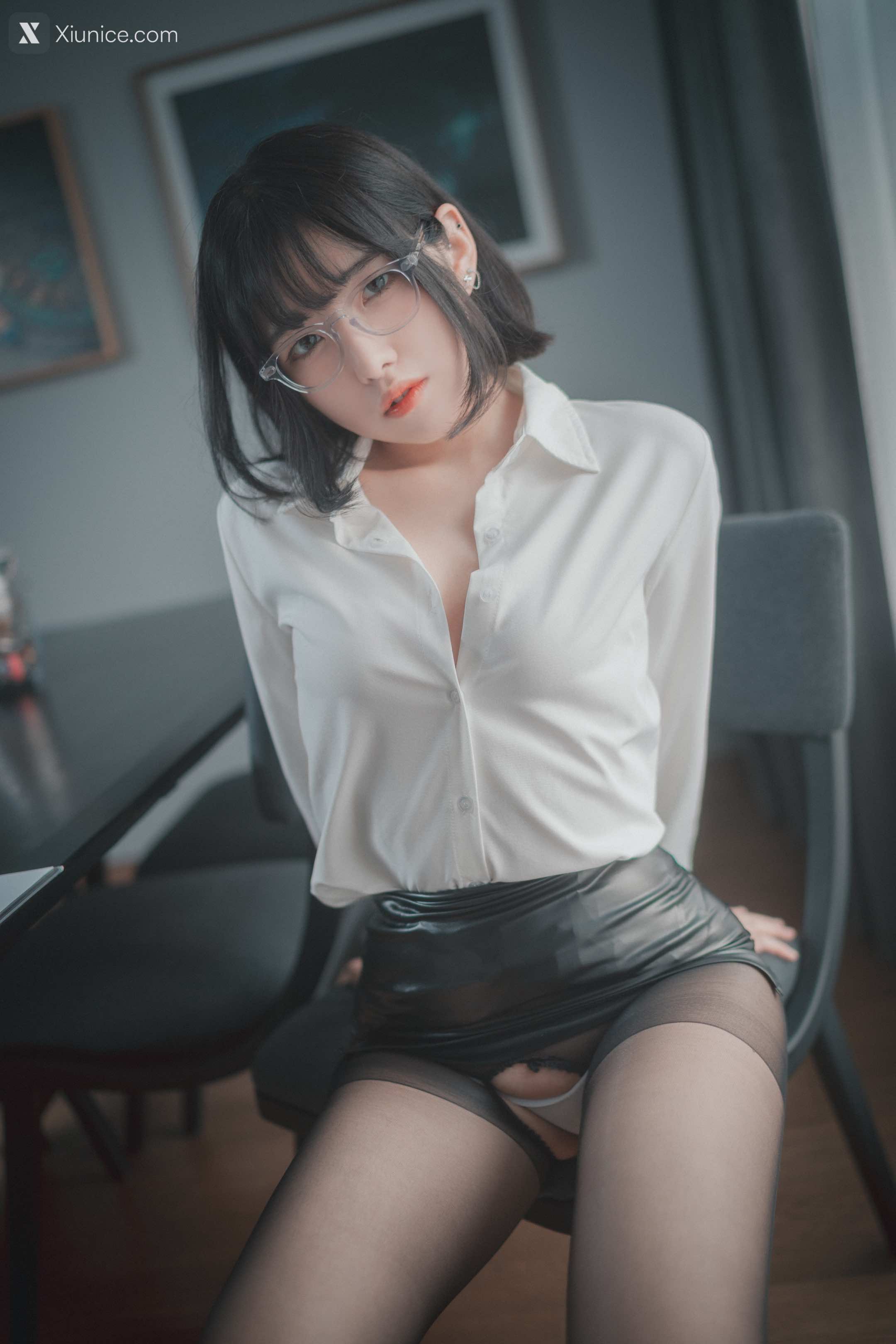 DJAWA Photo – Sonson (손손) – “Need Your Approval” 4K
