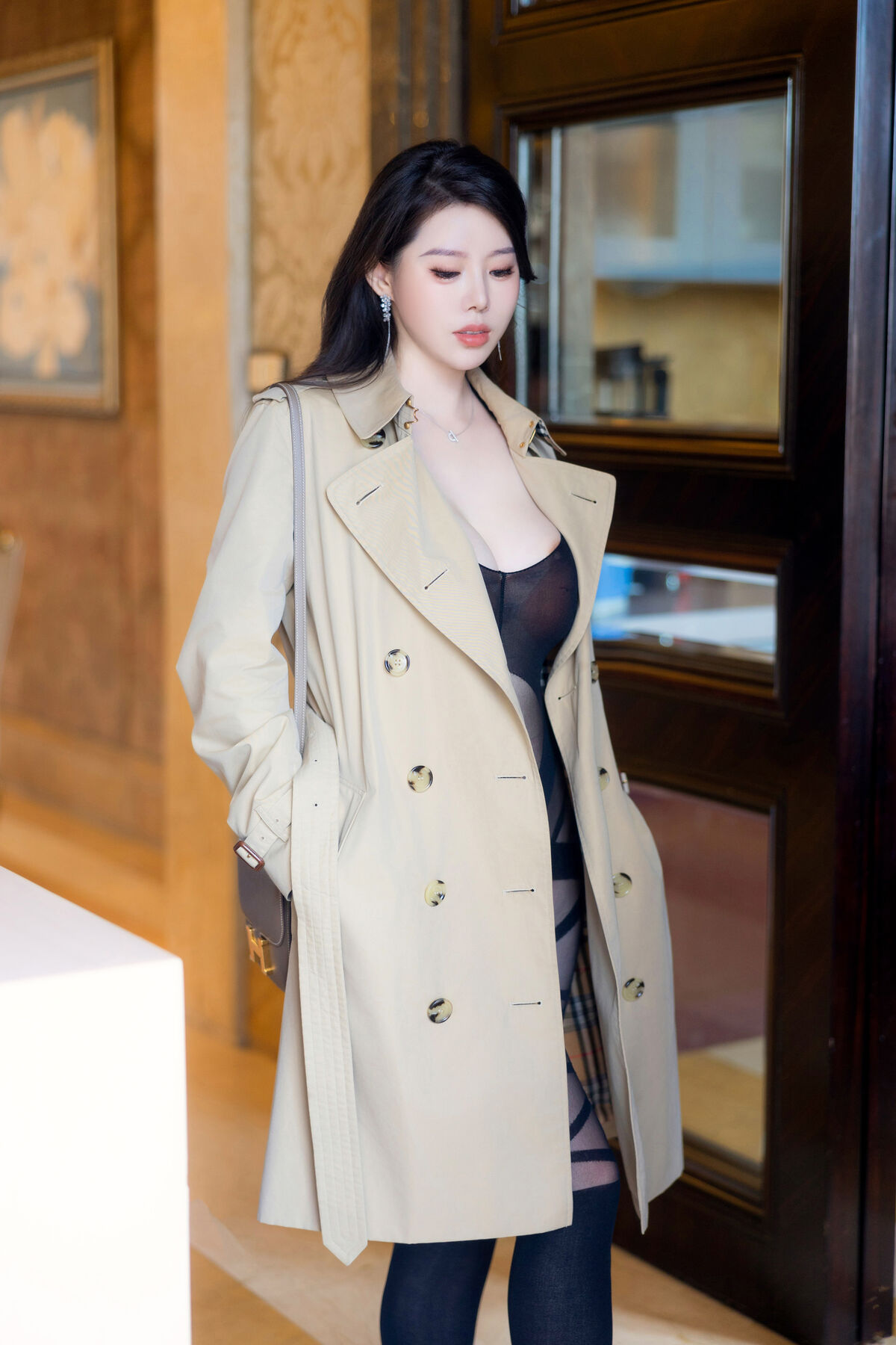 内购无水印 Bai Ru Xue 白茹雪 - 秀人网模特 黑丝风衣