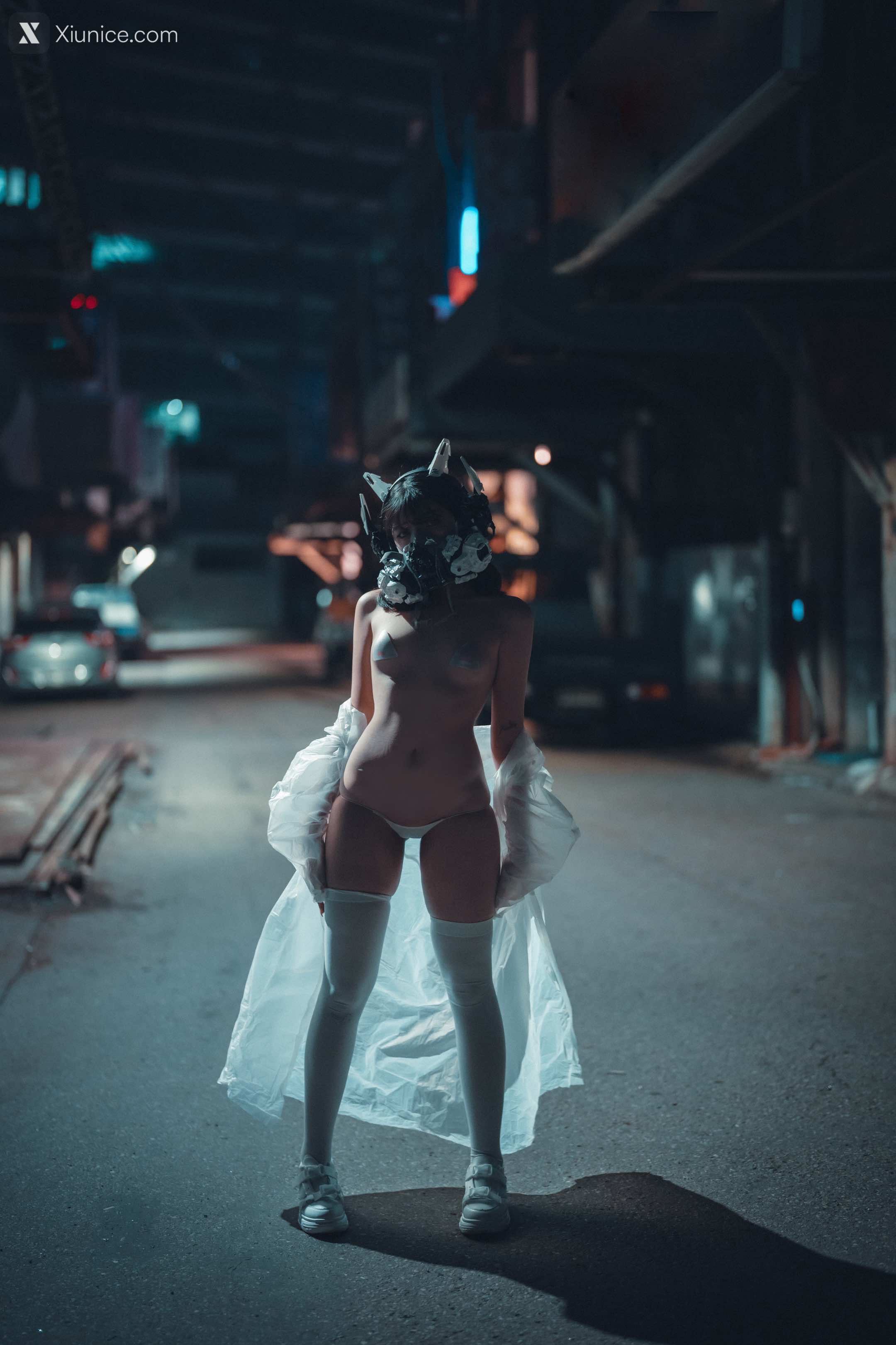 DJAWA Photo – Sonson (손손) – Vagabundo de la Noche (Masked-girl in raincoat) 4K