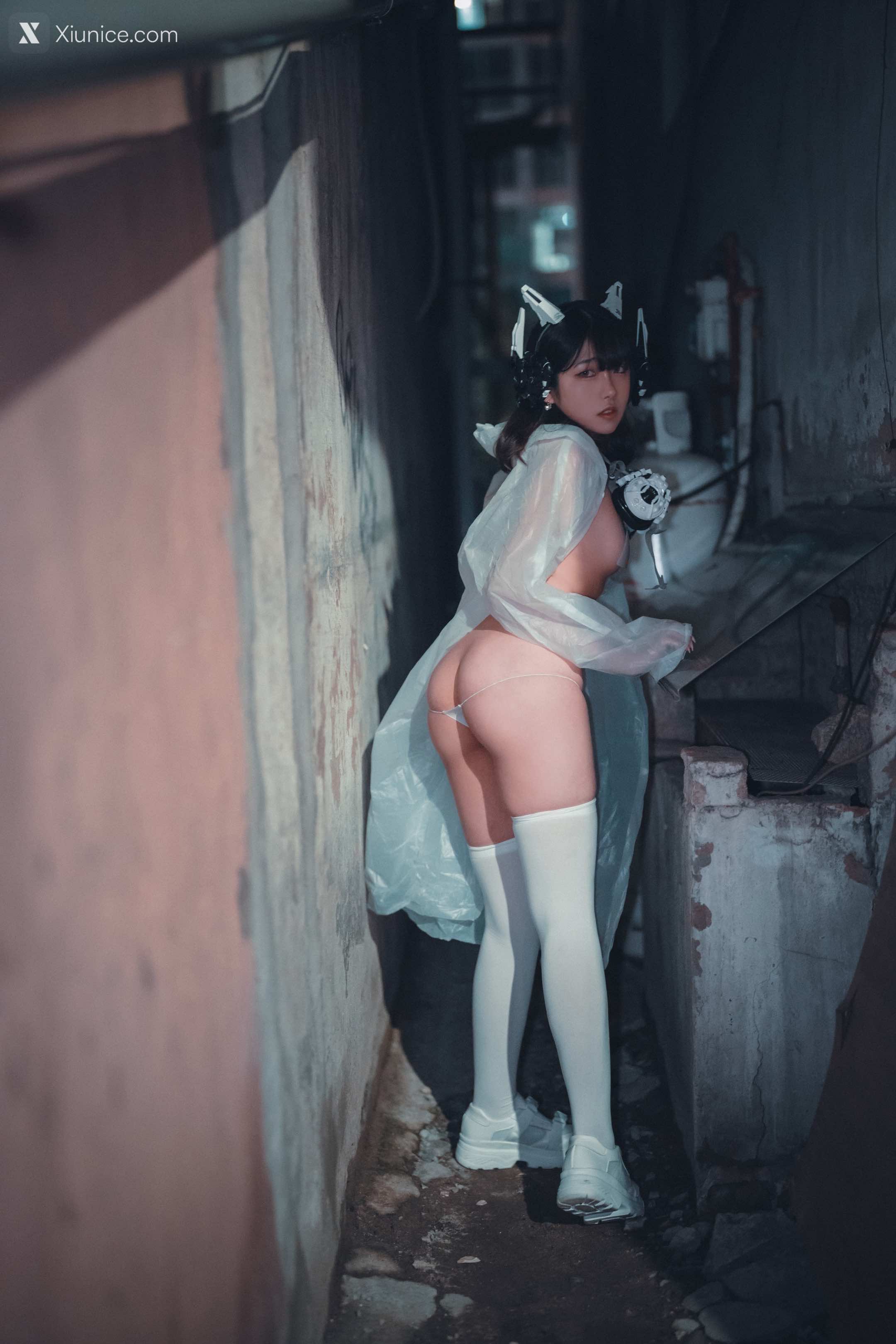 DJAWA Photo – Sonson (손손) – Vagabundo de la Noche (Masked-girl in raincoat) 4K