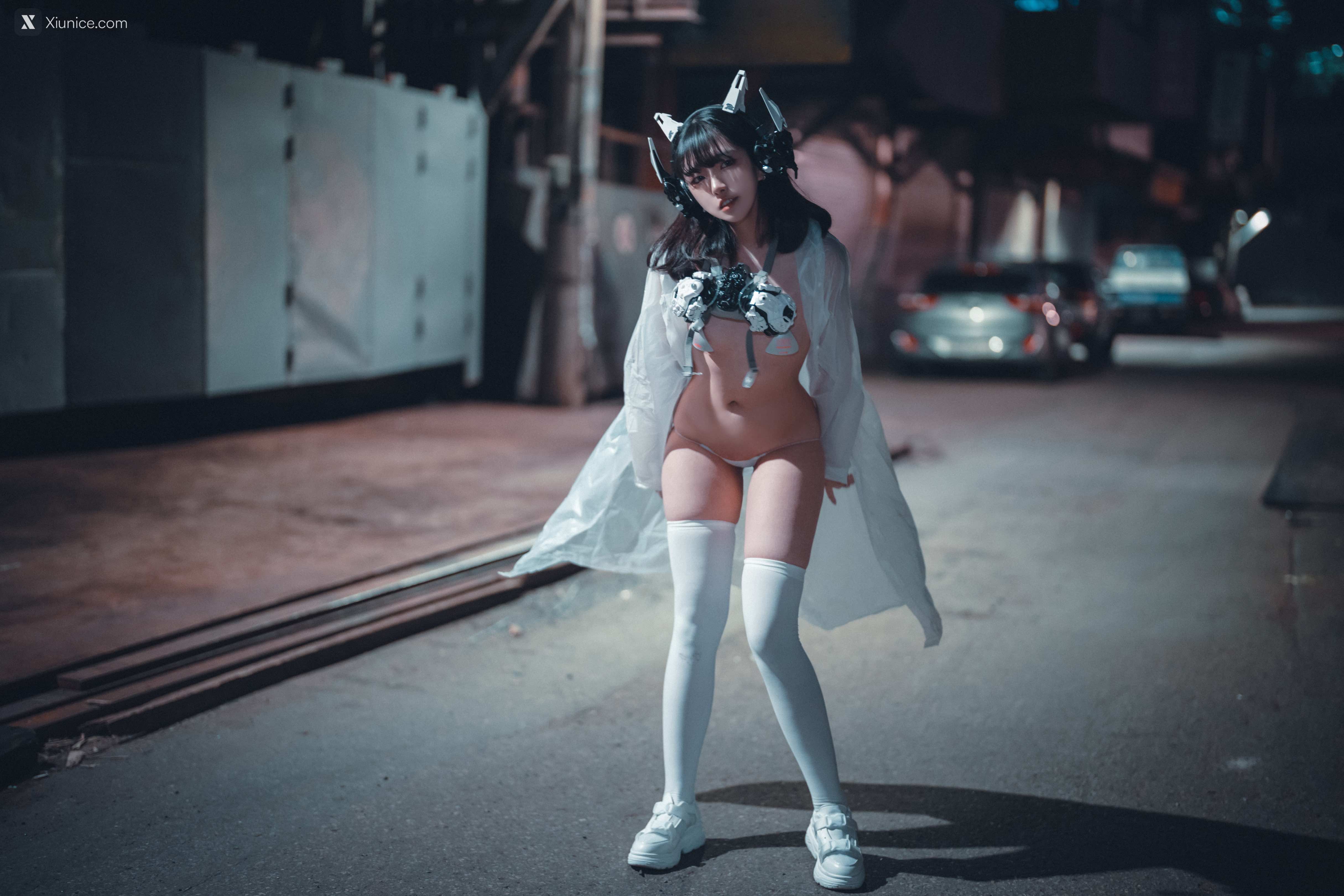 DJAWA Photo – Sonson (손손) – Vagabundo de la Noche (Masked-girl in raincoat) 4K