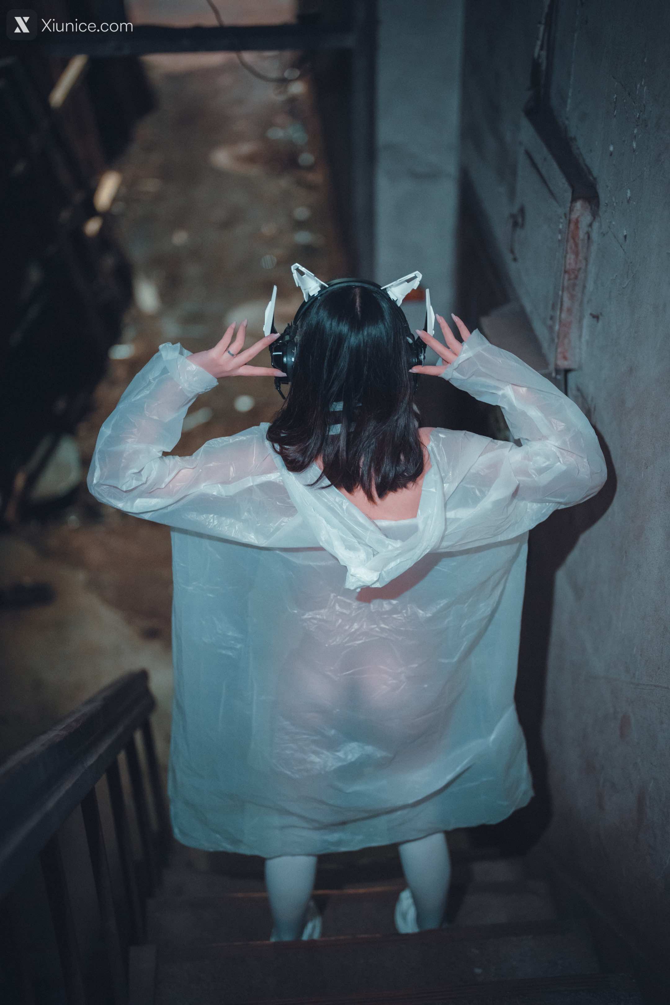 DJAWA Photo – Sonson (손손) – Vagabundo de la Noche (Masked-girl in raincoat) 4K