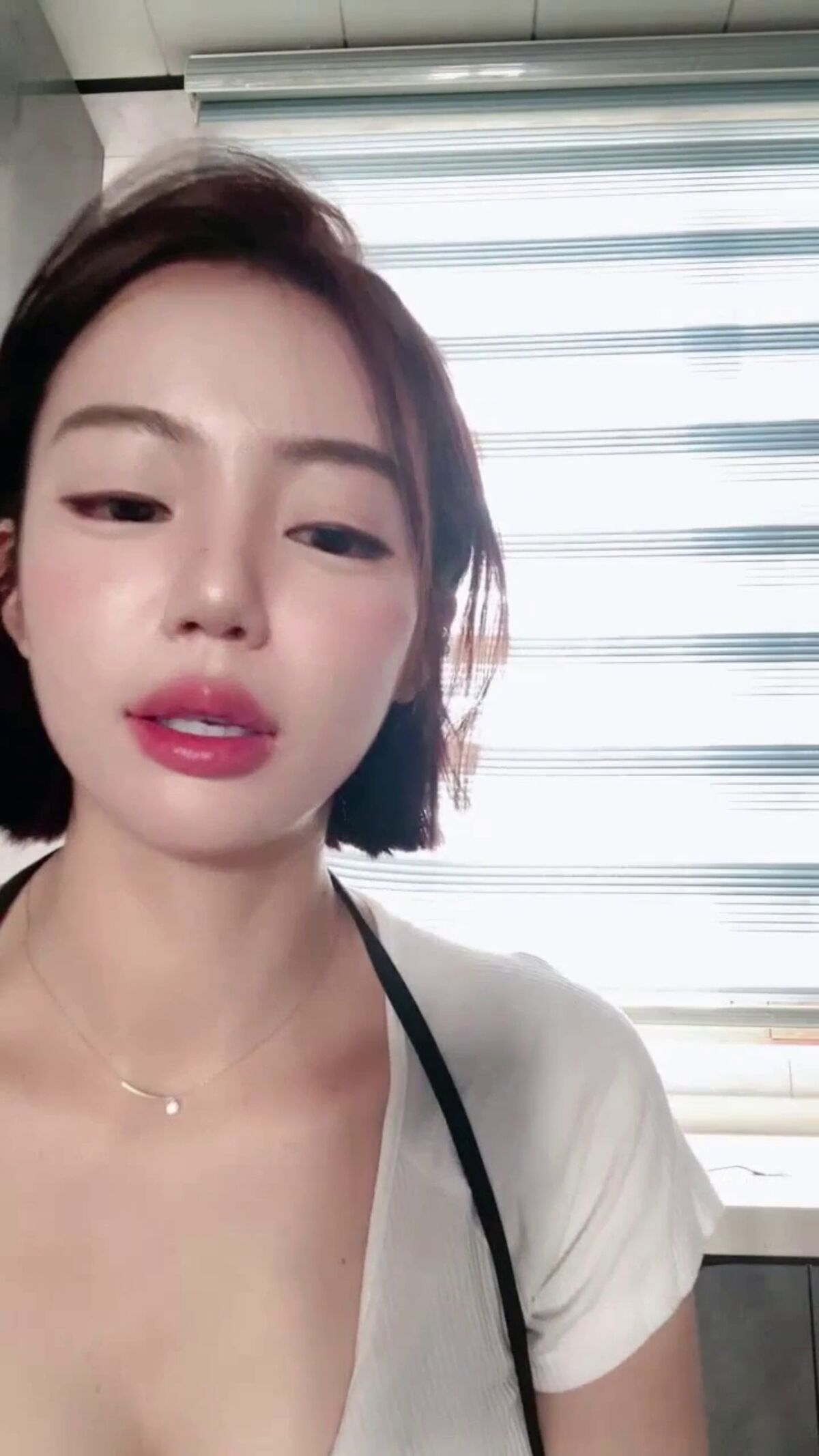 Mei Mei Zi Ya 美美子Ya - 多彩随缘播外围 上下真空诱惑 道具喷水秀 02