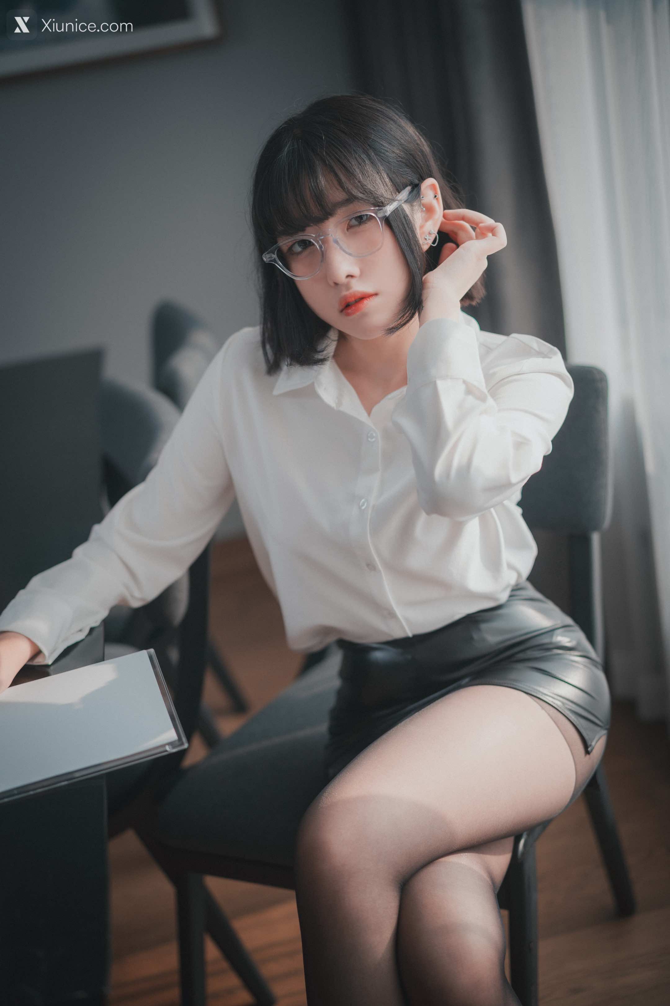 DJAWA Photo – Sonson (손손) – “Need Your Approval” 4K