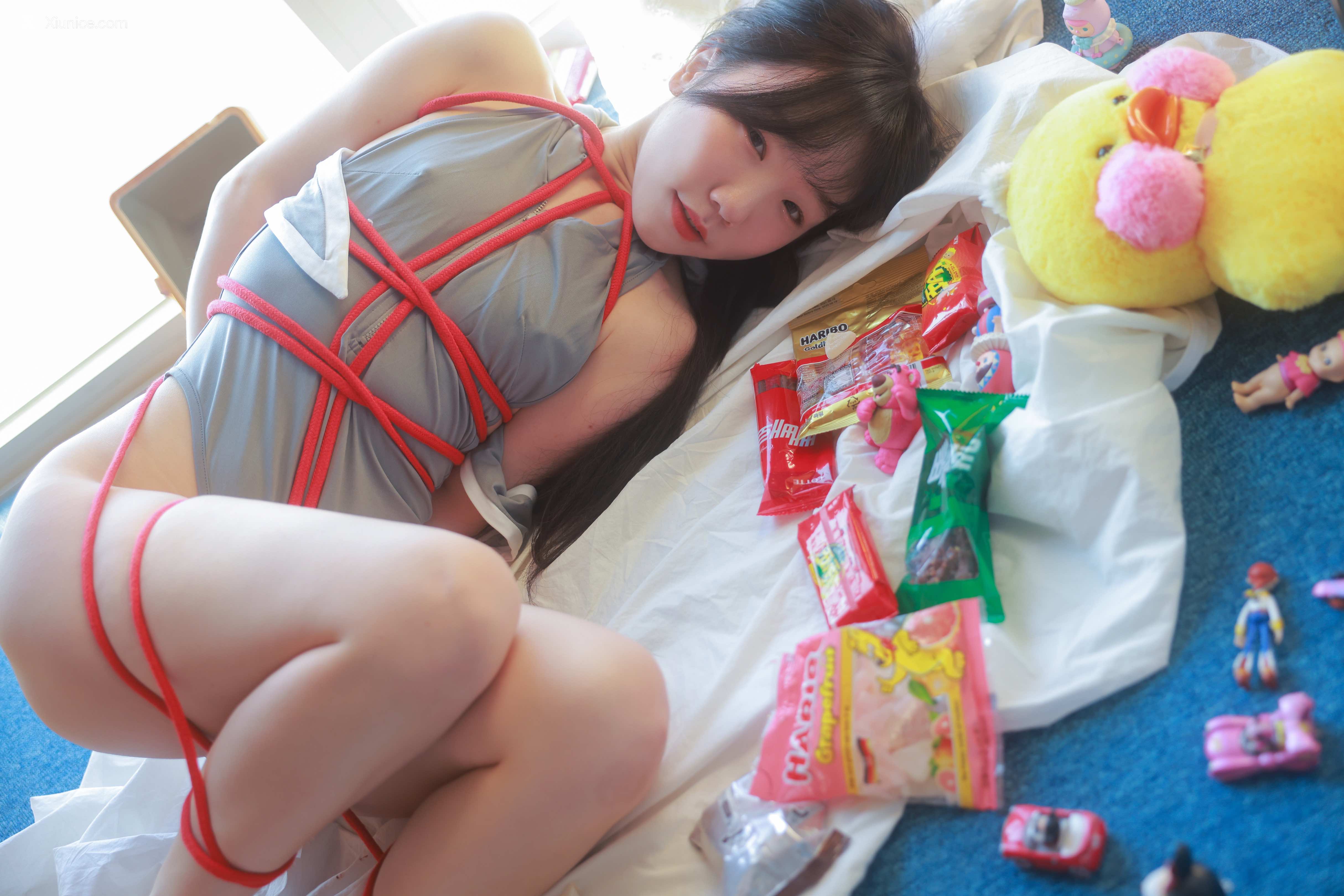 SweetBox Yeri – Packaging Girl 4K