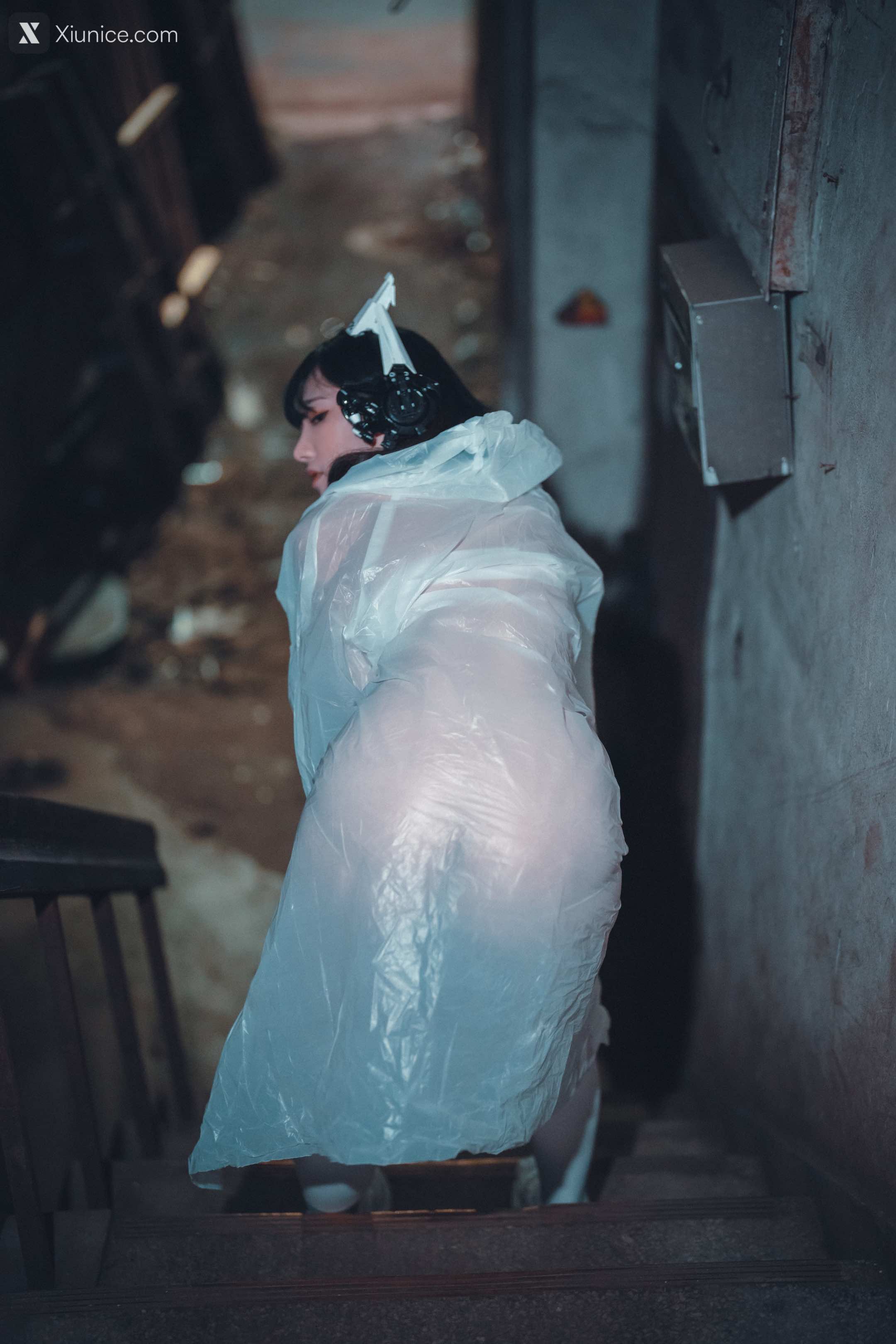 DJAWA Photo – Sonson (손손) – Vagabundo de la Noche (Masked-girl in raincoat) 4K