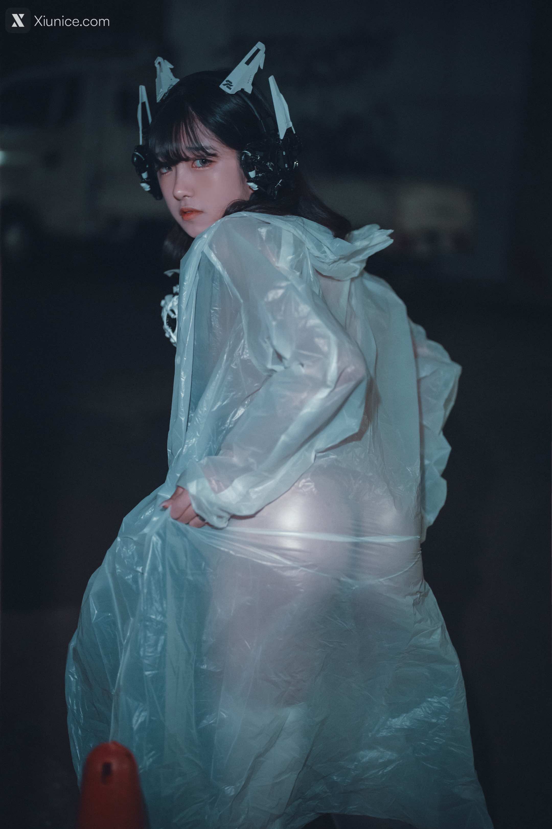 DJAWA Photo – Sonson (손손) – Vagabundo de la Noche (Masked-girl in raincoat) 4K