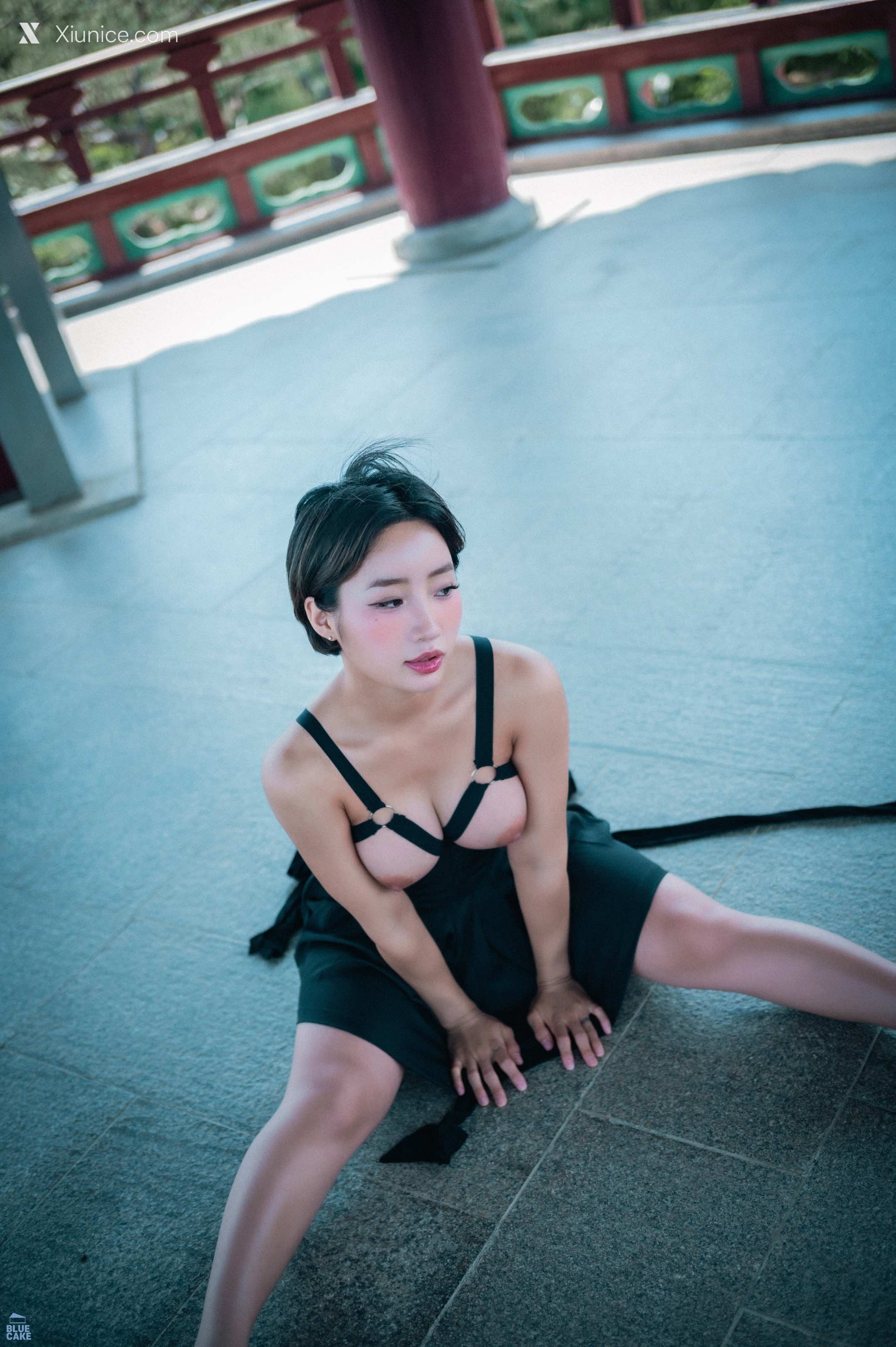 BLUECAKE Booty Queen – Walk in The Park 4K