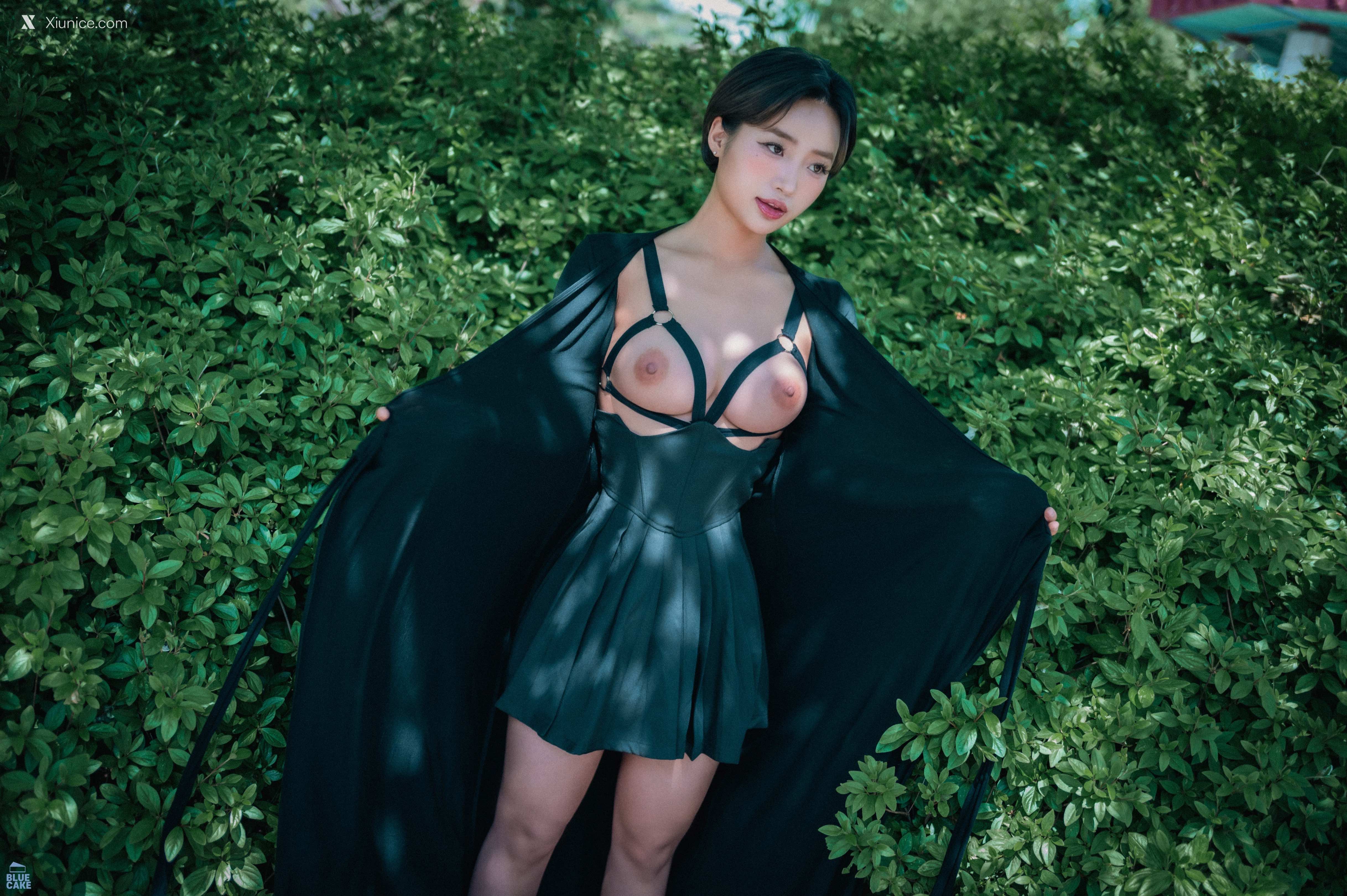 BLUECAKE Booty Queen – Walk in The Park 4K