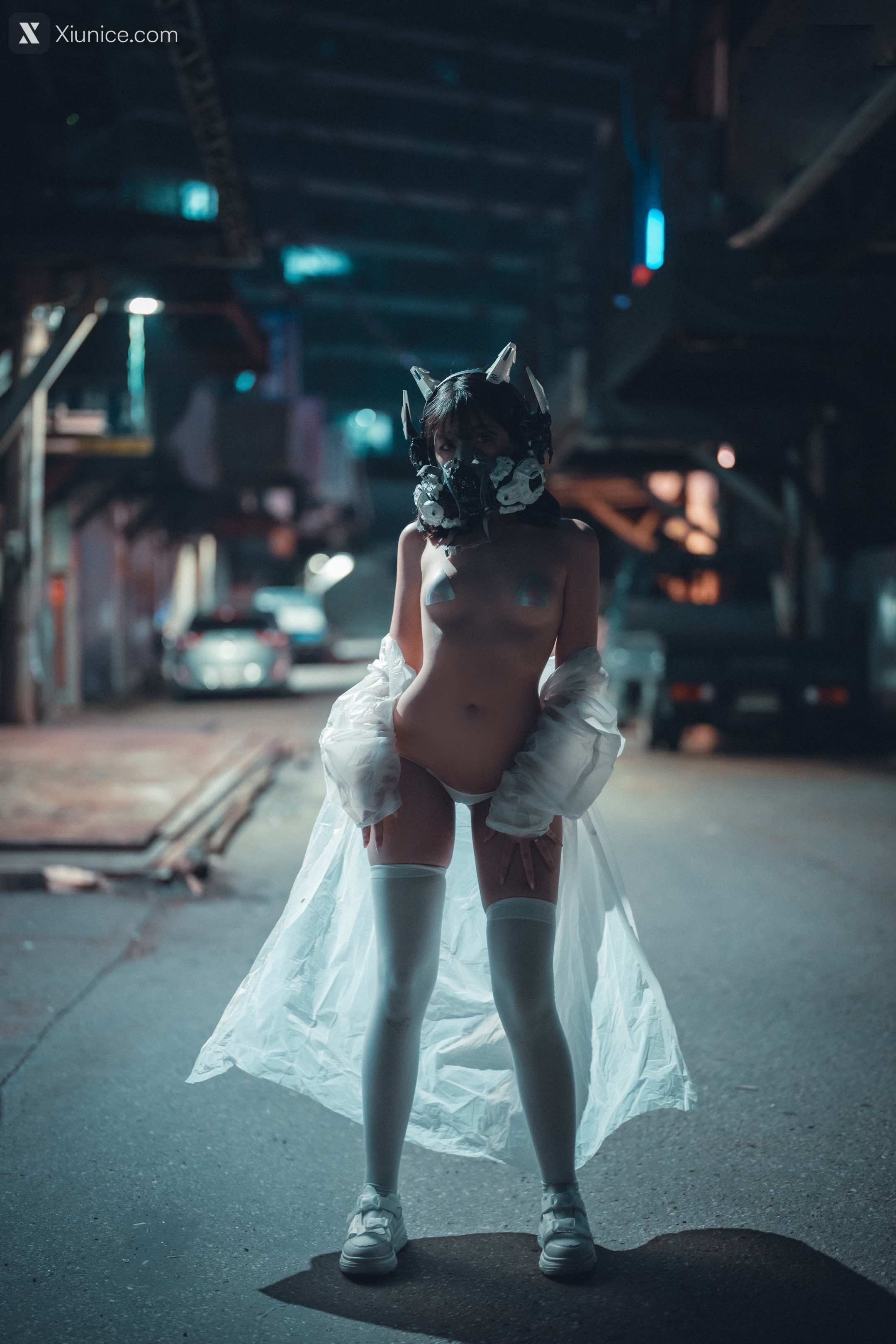 DJAWA Photo – Sonson (손손) – Vagabundo de la Noche (Masked-girl in raincoat) 4K