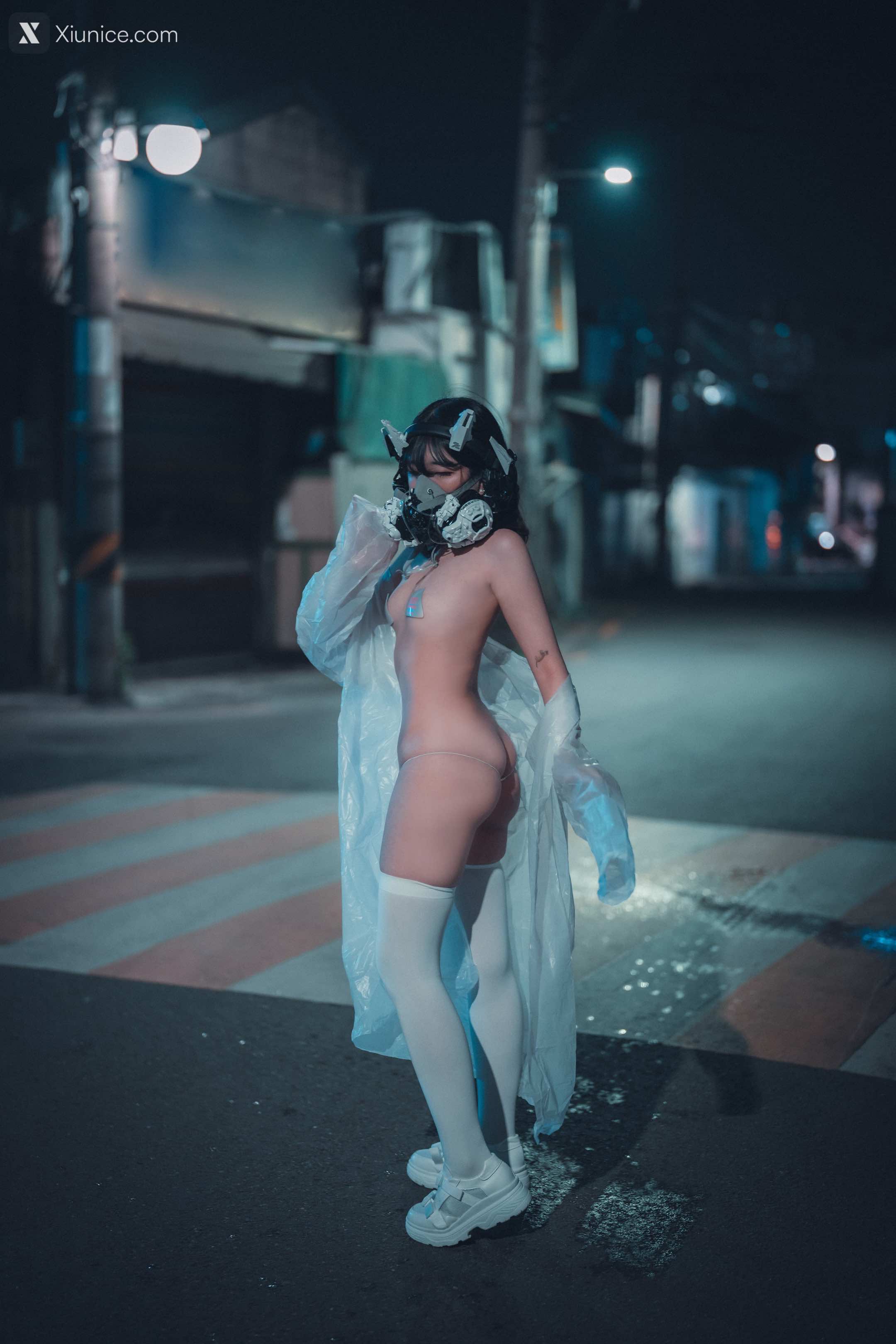 DJAWA Photo – Sonson (손손) – Vagabundo de la Noche (Masked-girl in raincoat) 4K
