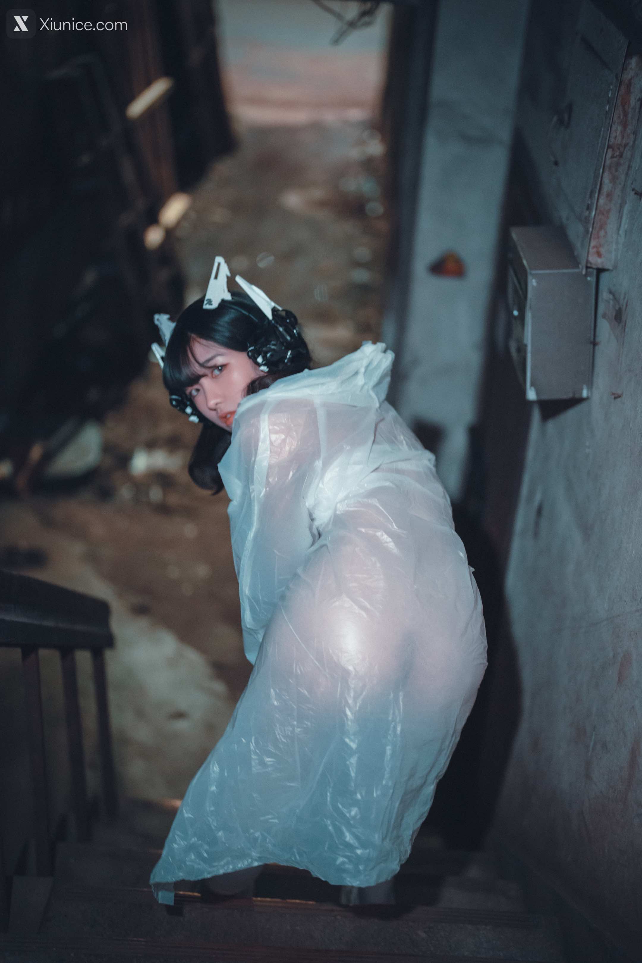 DJAWA Photo – Sonson (손손) – Vagabundo de la Noche (Masked-girl in raincoat) 4K