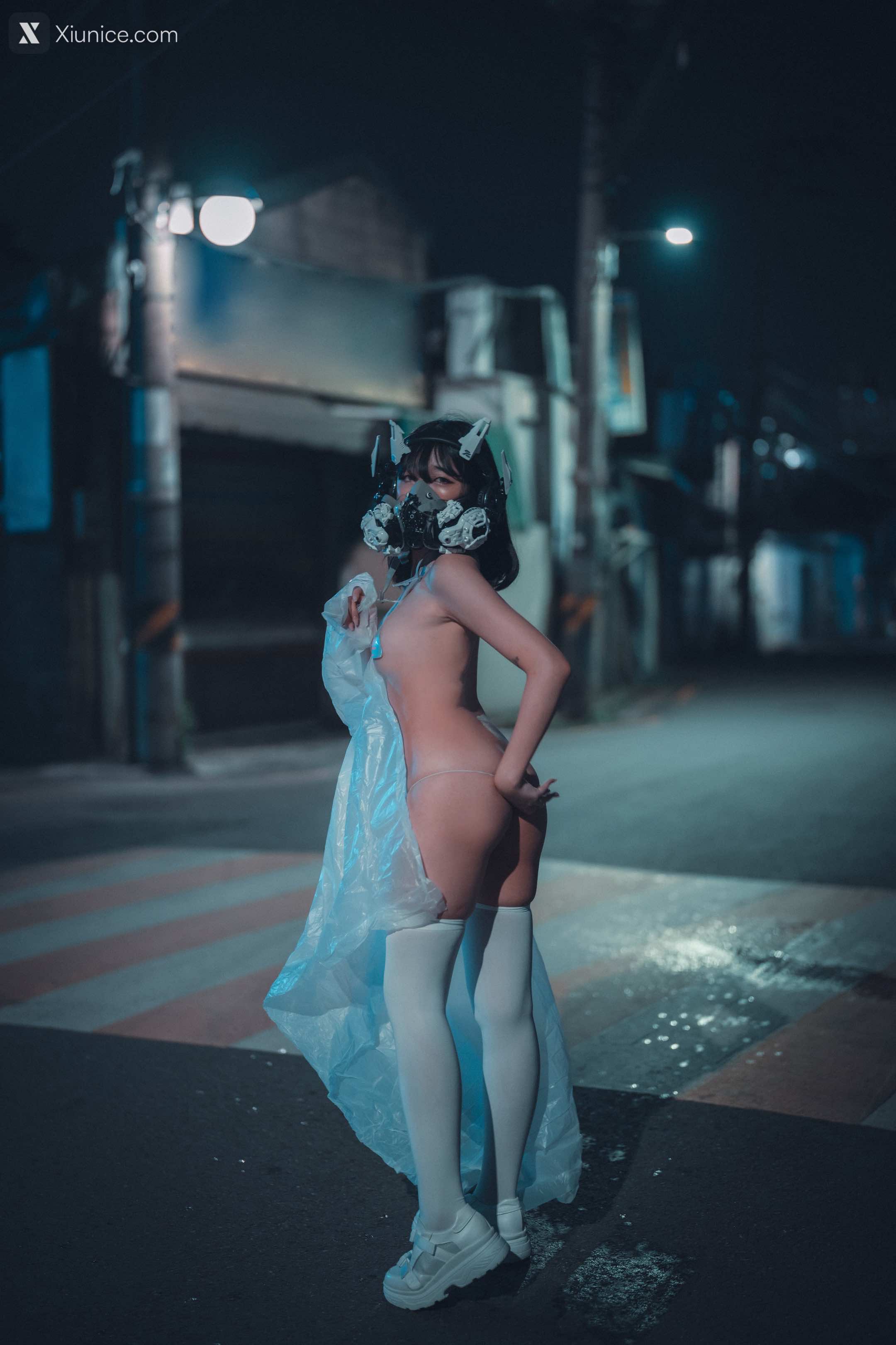 DJAWA Photo – Sonson (손손) – Vagabundo de la Noche (Masked-girl in raincoat) 4K