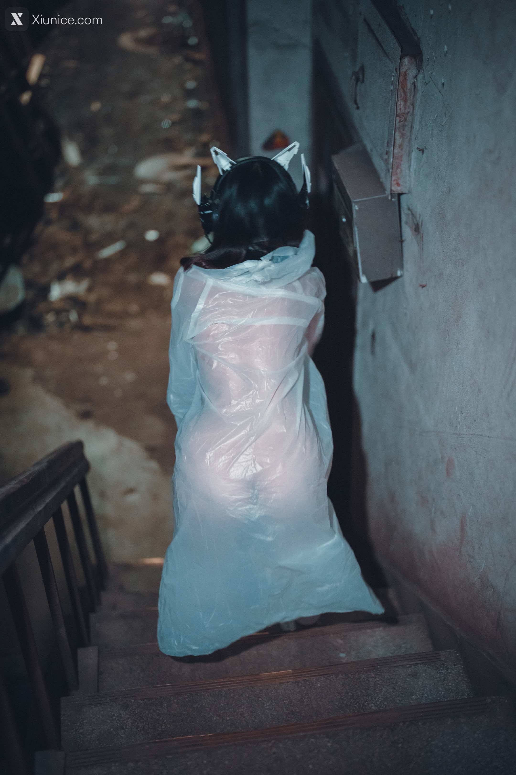 DJAWA Photo – Sonson (손손) – Vagabundo de la Noche (Masked-girl in raincoat) 4K