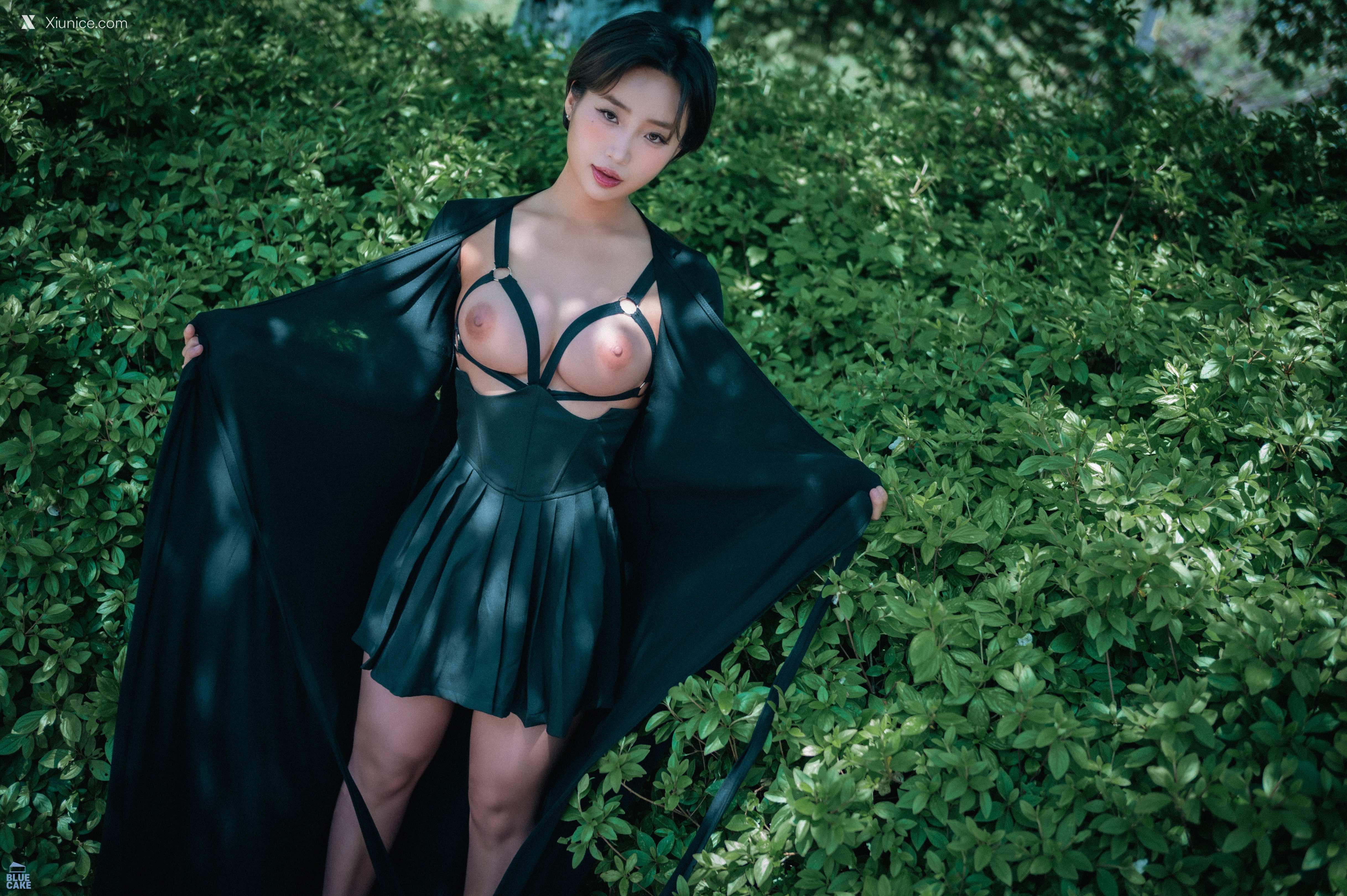 BLUECAKE Booty Queen – Walk in The Park 4K