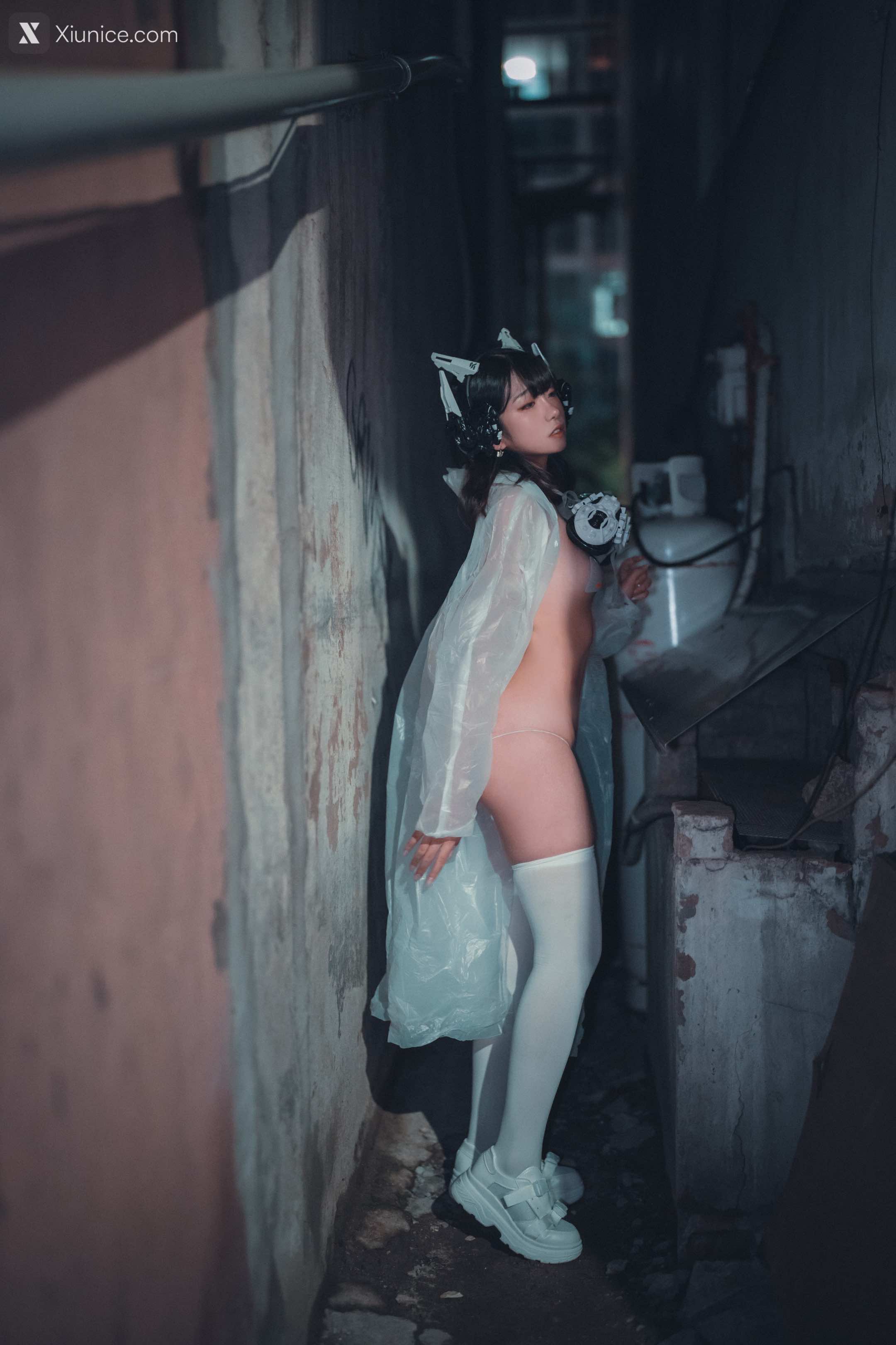 DJAWA Photo – Sonson (손손) – Vagabundo de la Noche (Masked-girl in raincoat) 4K