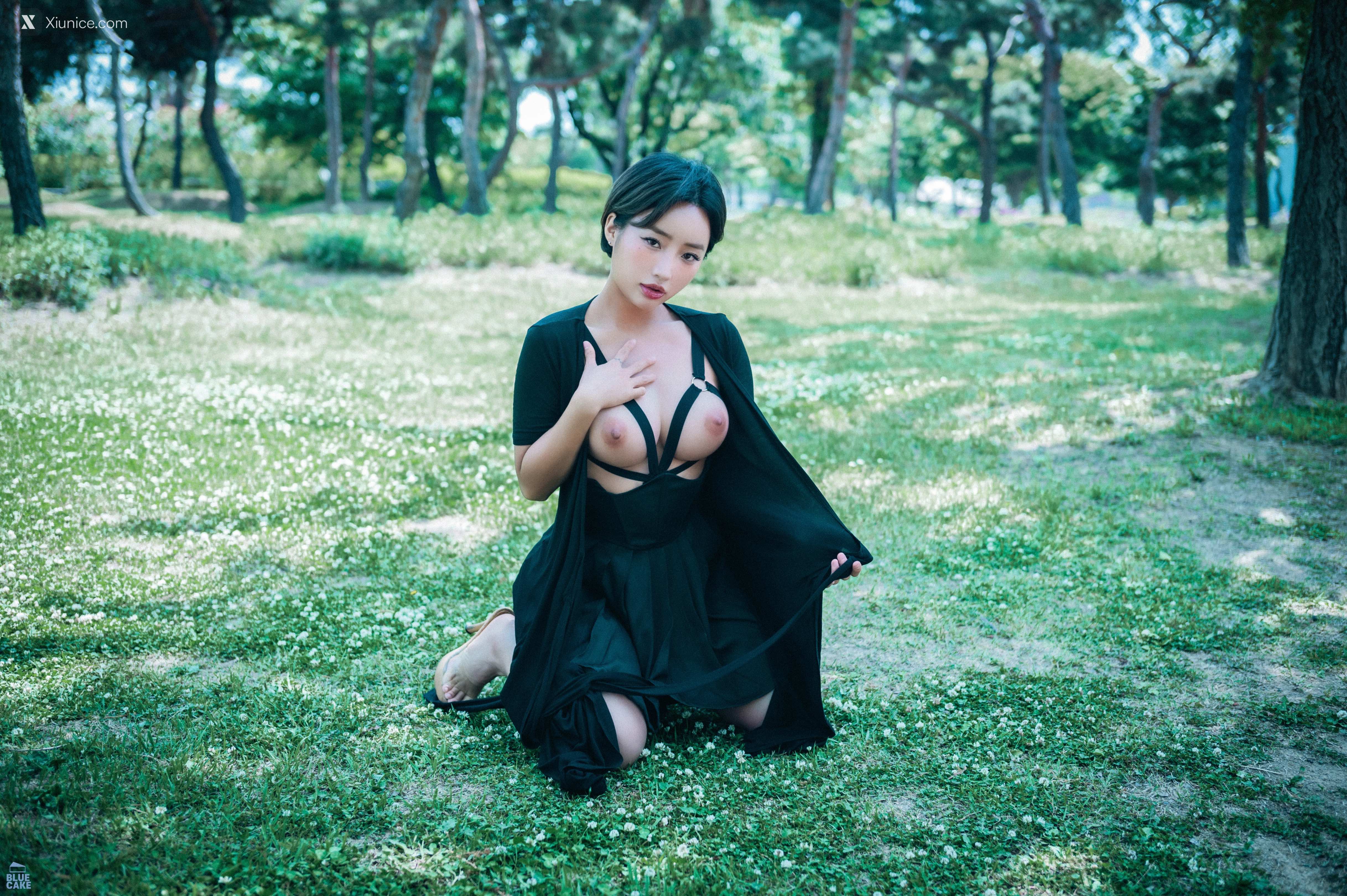 BLUECAKE Booty Queen – Walk in The Park 4K