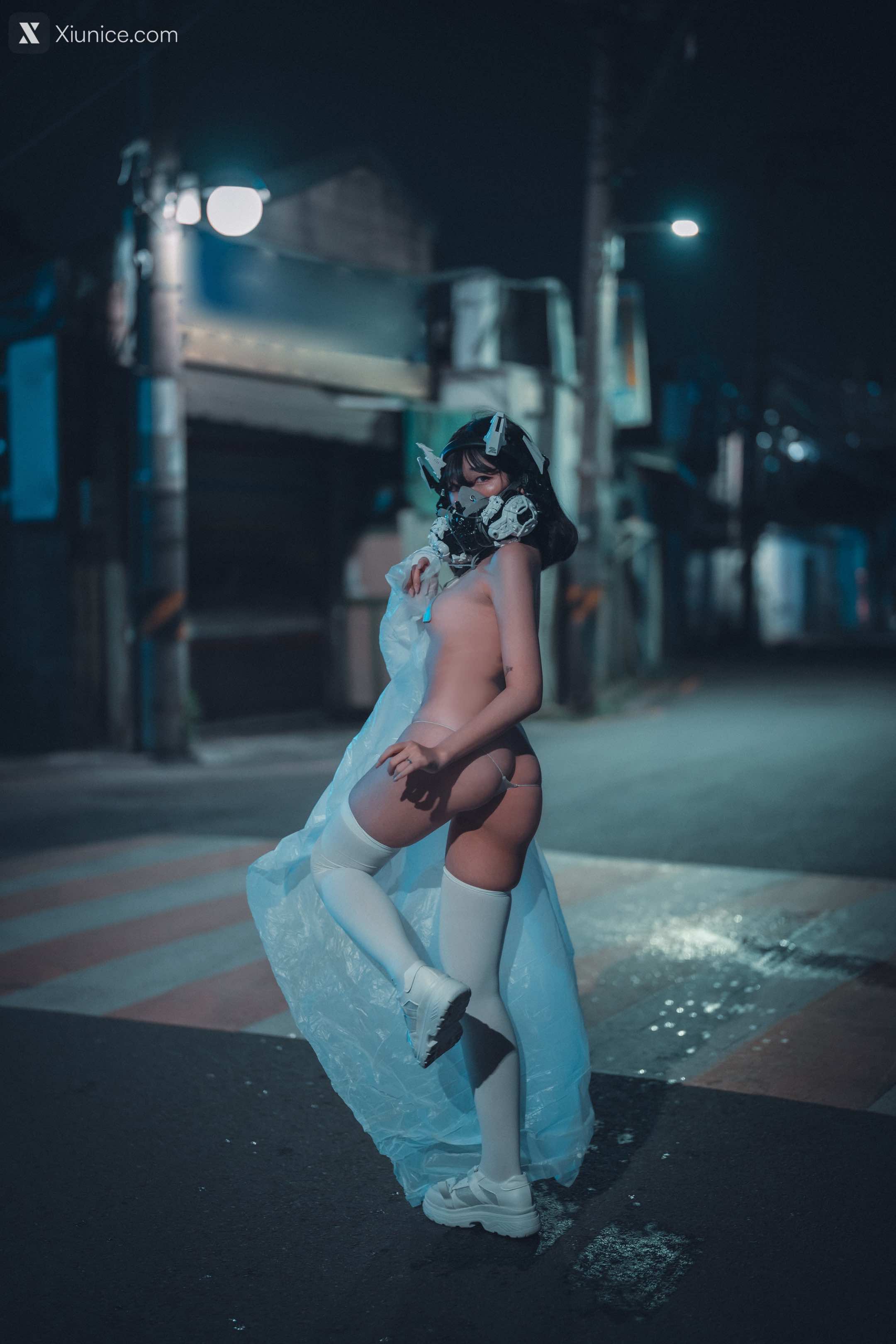 DJAWA Photo – Sonson (손손) – Vagabundo de la Noche (Masked-girl in raincoat) 4K