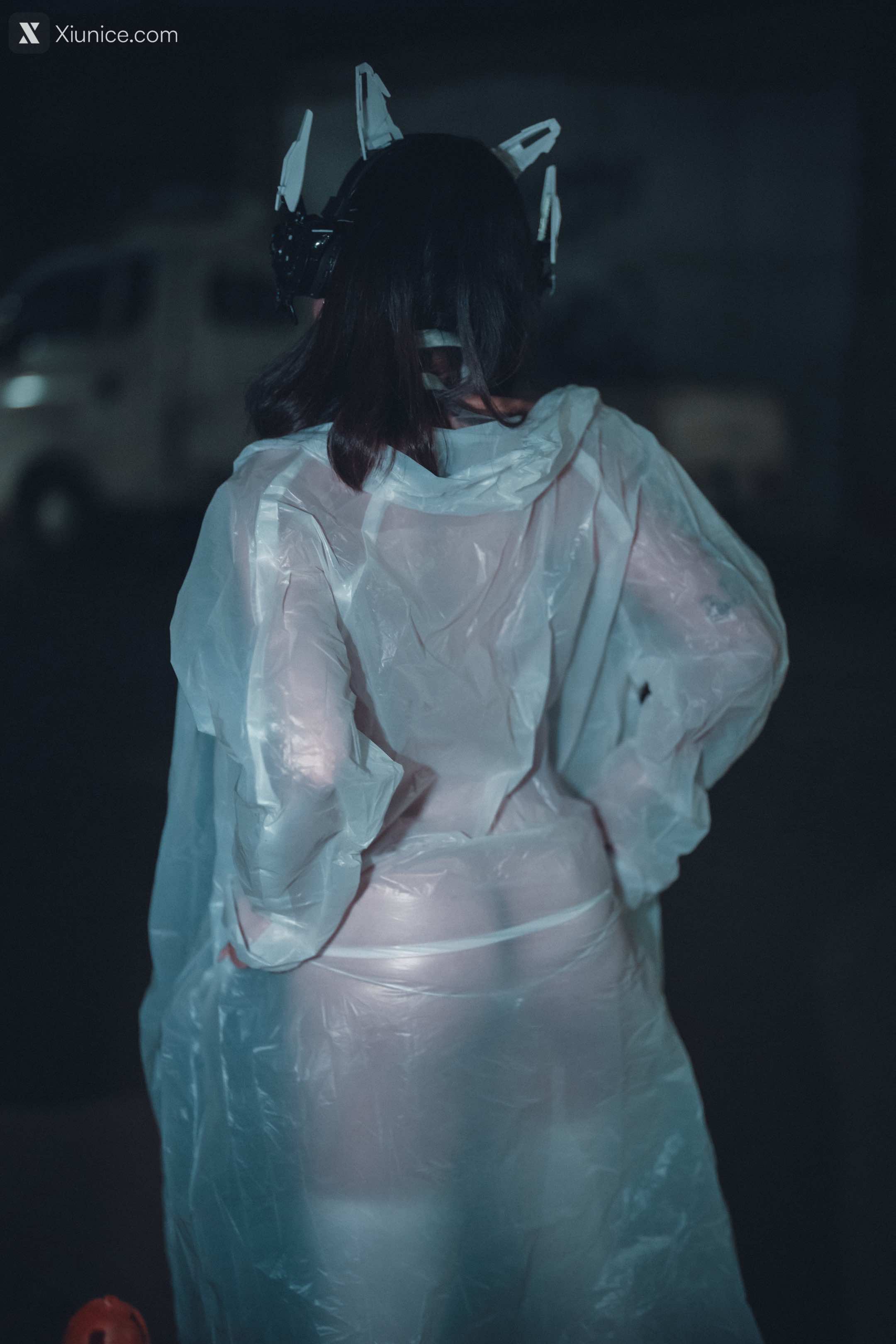 DJAWA Photo – Sonson (손손) – Vagabundo de la Noche (Masked-girl in raincoat) 4K