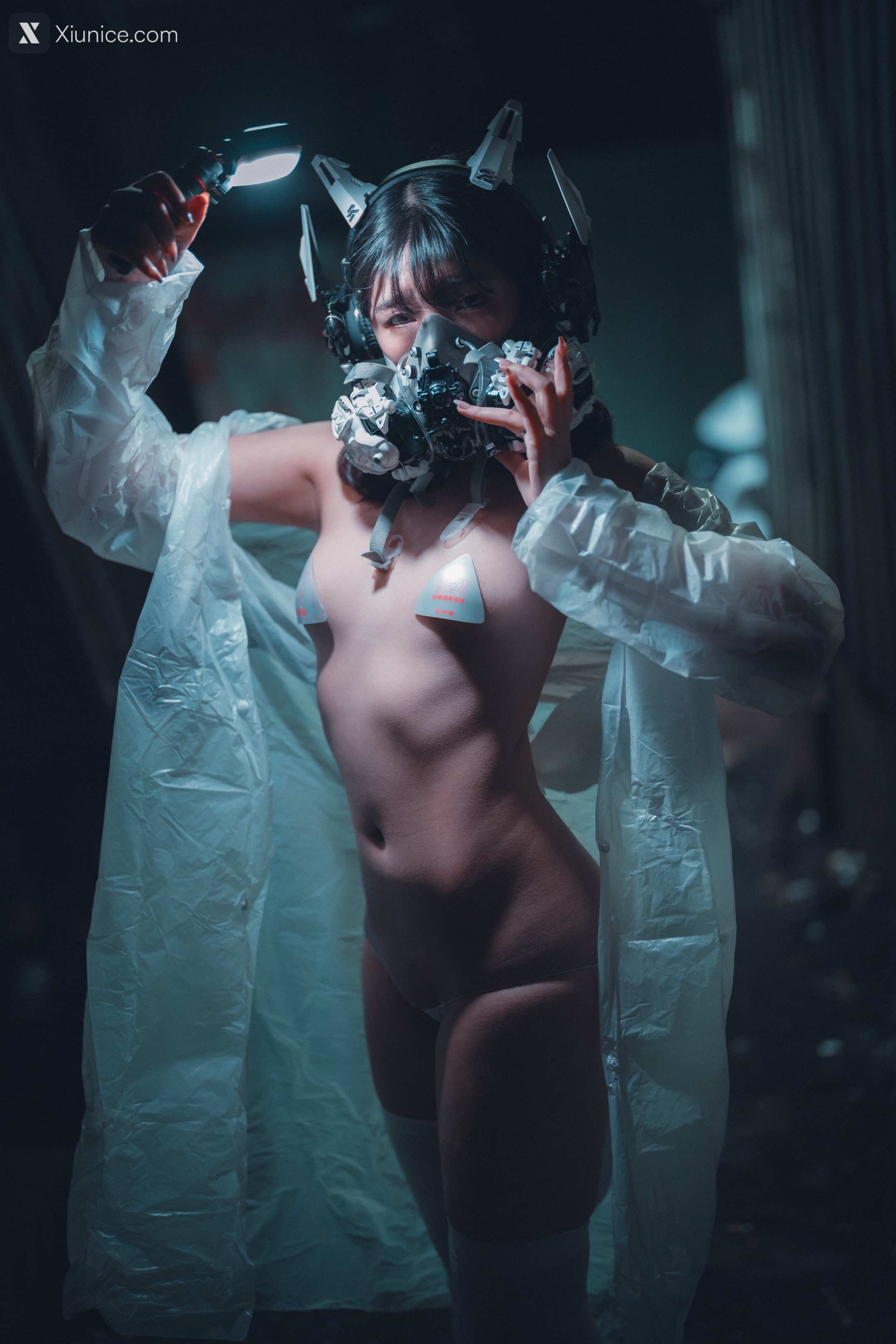 DJAWA Photo – Sonson (손손) – Vagabundo de la Noche (Masked-girl in raincoat) 4K