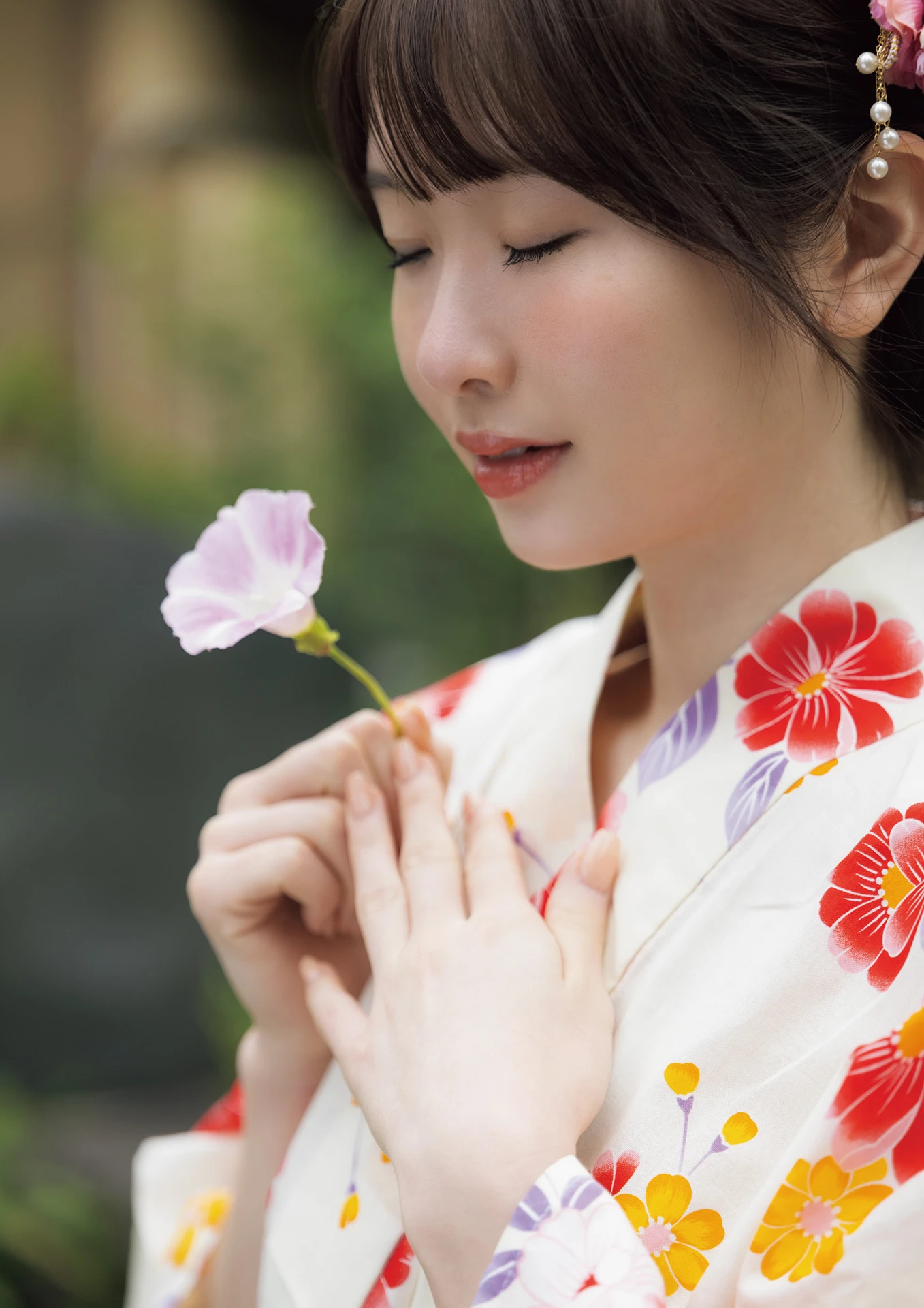 Emika Shirakami 白上咲花, 写真集 「Blooming」 Set.03