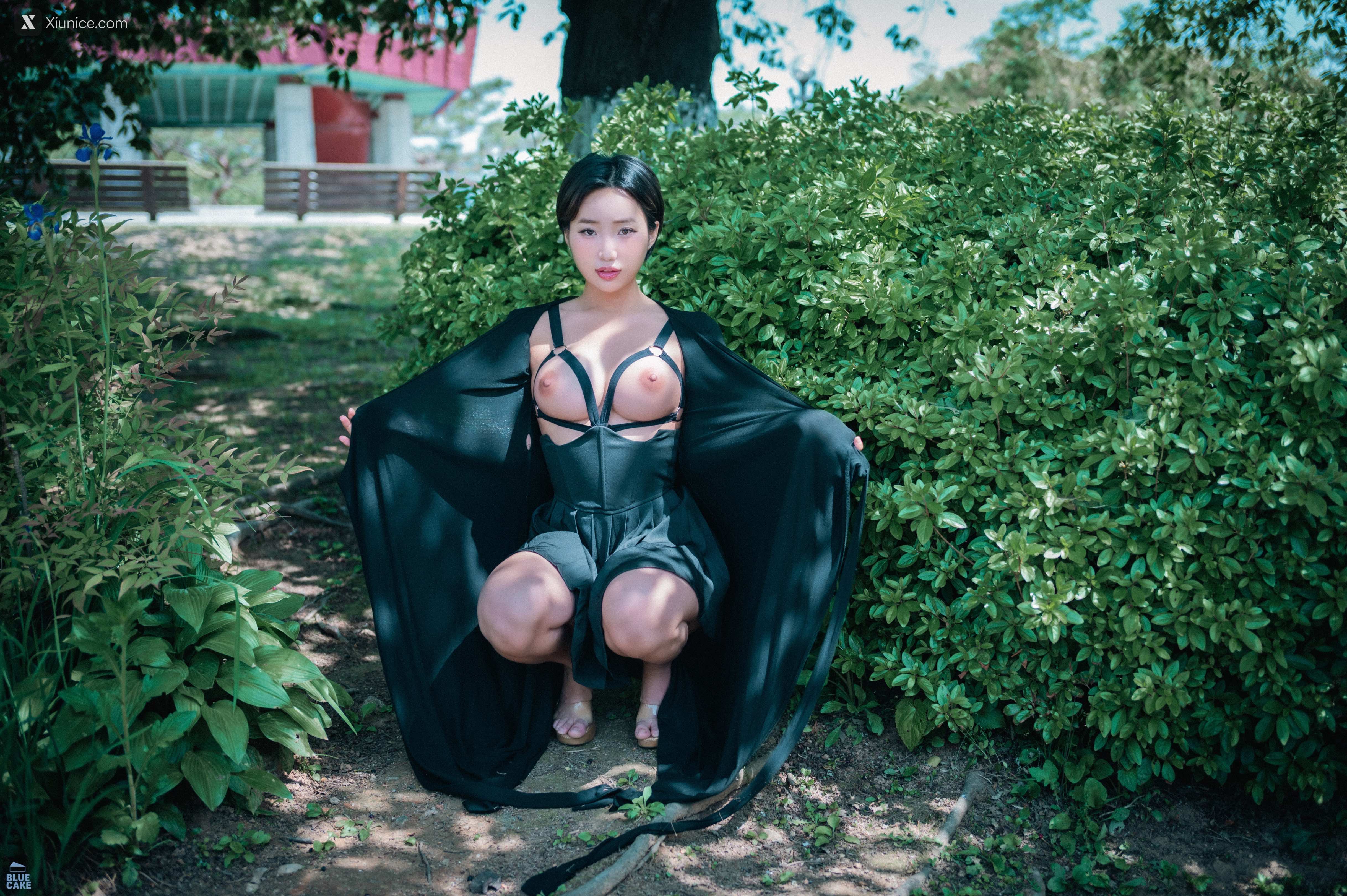 BLUECAKE Booty Queen – Walk in The Park 4K