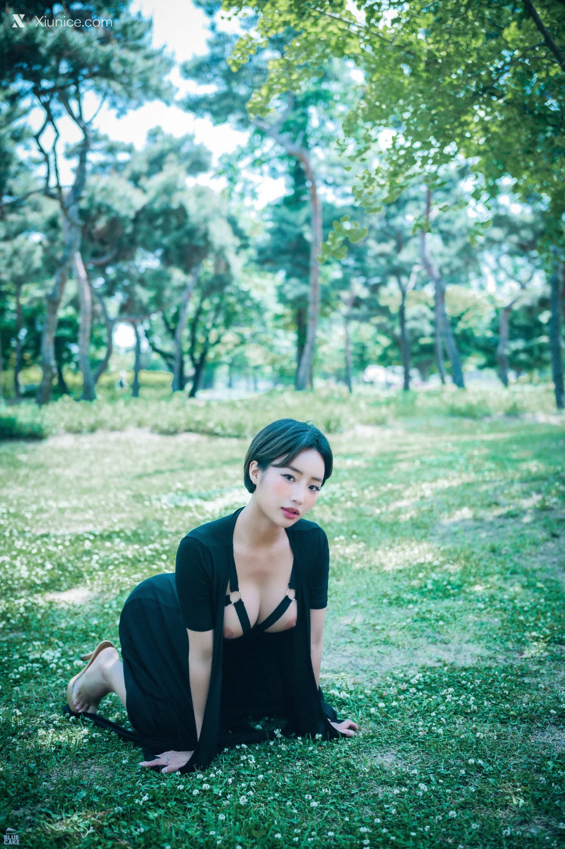 BLUECAKE Booty Queen – Walk in The Park 4K