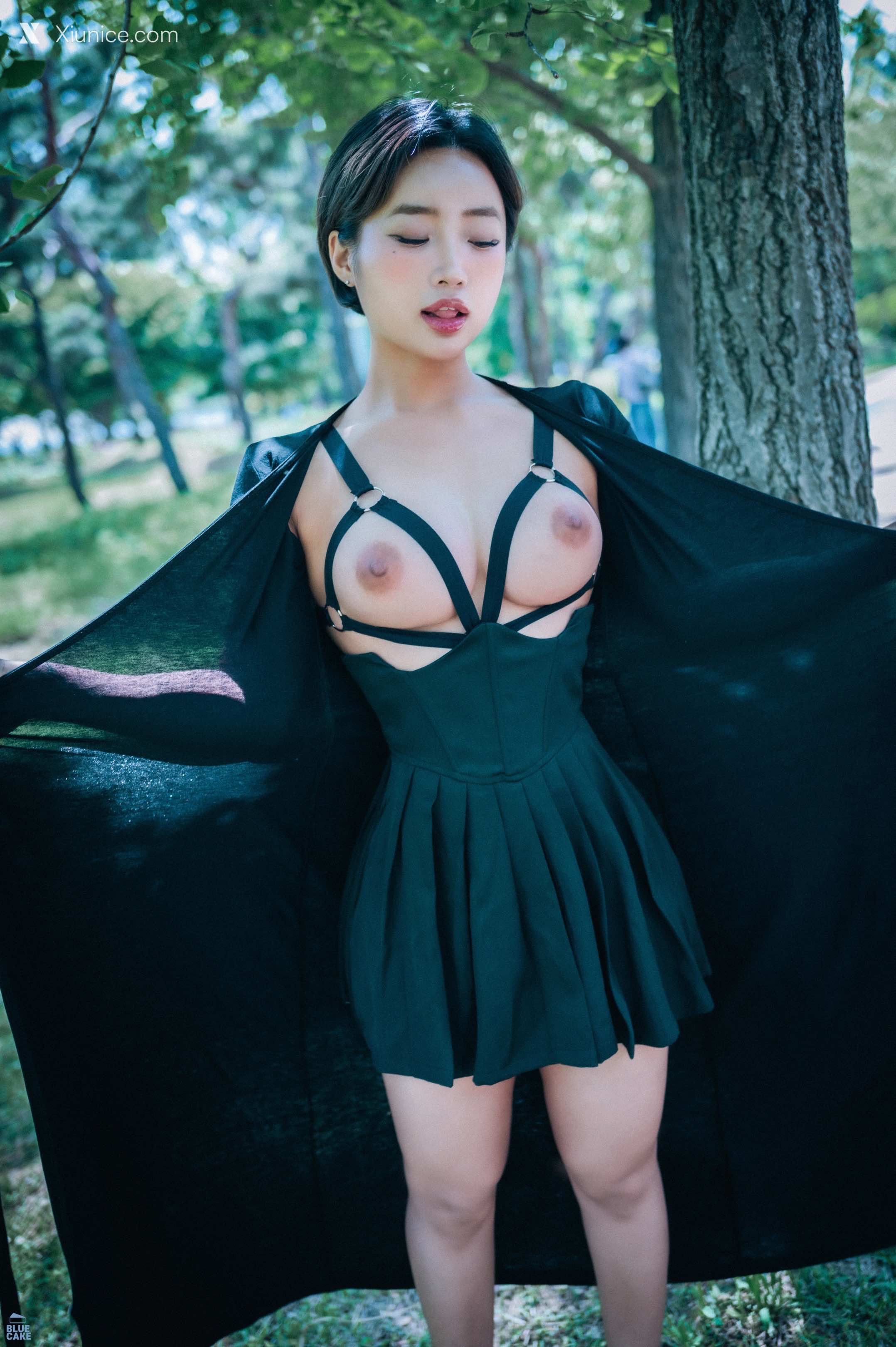 BLUECAKE Booty Queen – Walk in The Park 4K