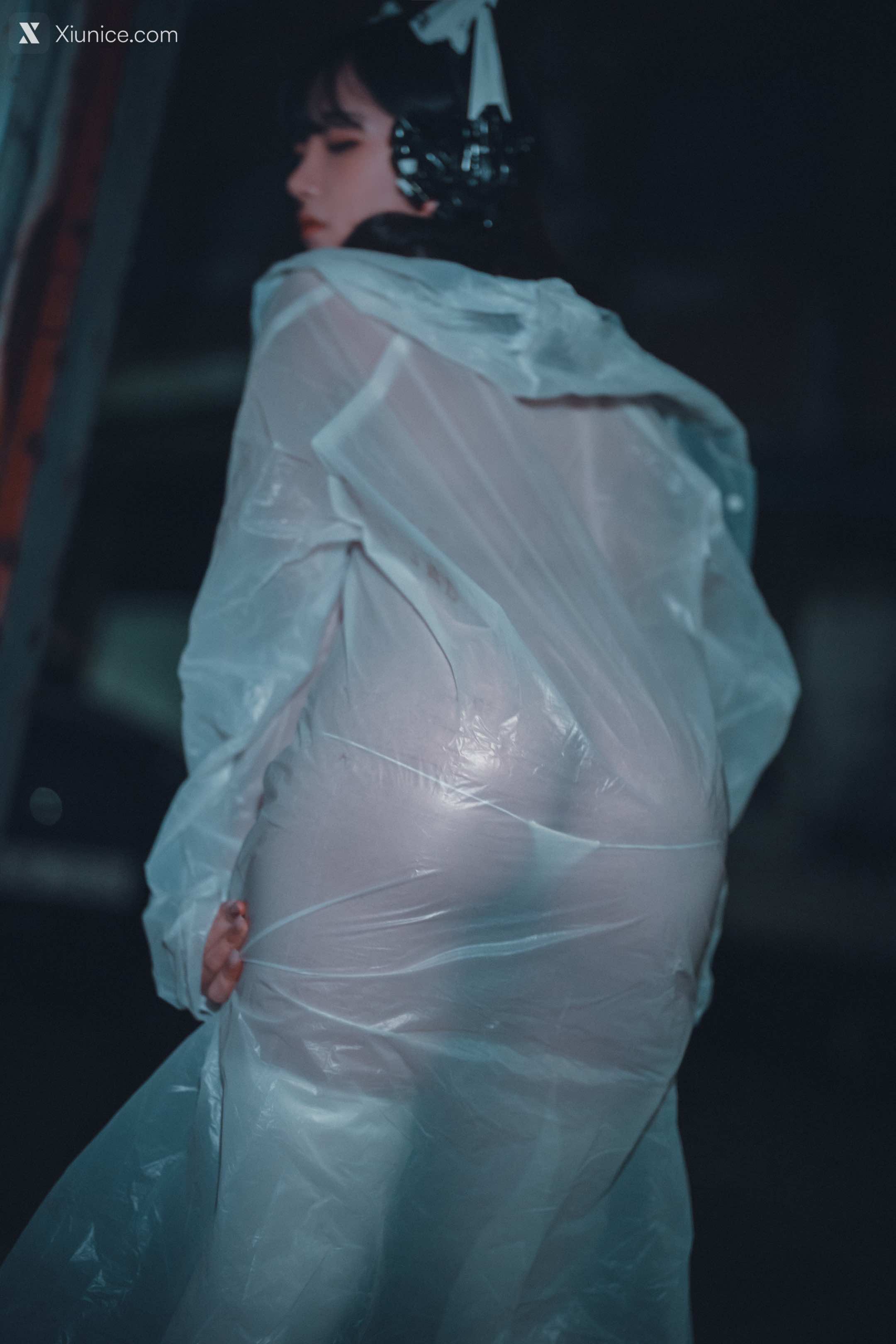 DJAWA Photo – Sonson (손손) – Vagabundo de la Noche (Masked-girl in raincoat) 4K