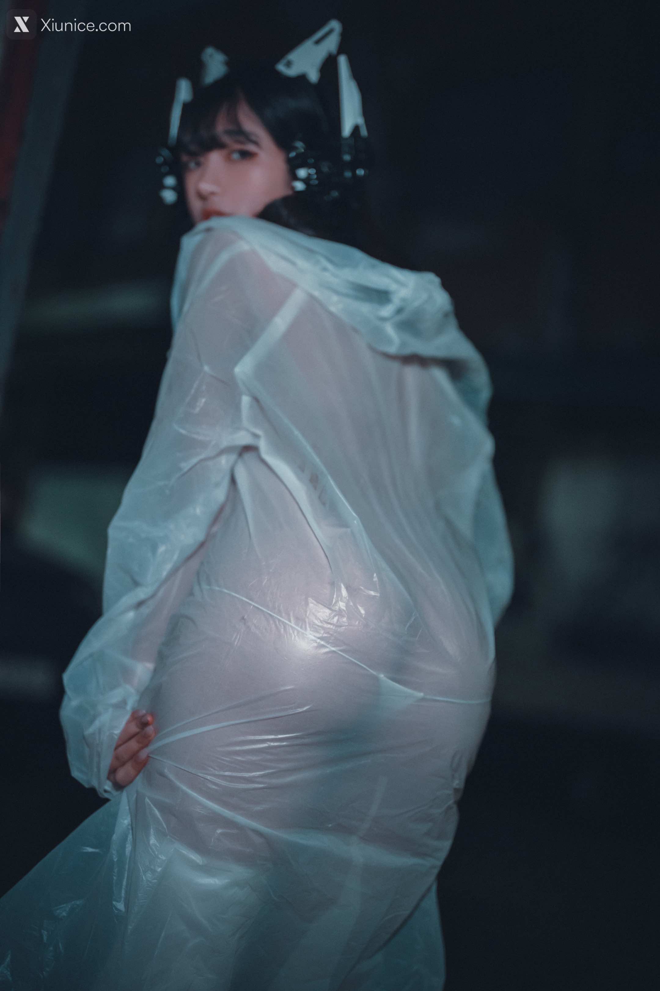 DJAWA Photo – Sonson (손손) – Vagabundo de la Noche (Masked-girl in raincoat) 4K