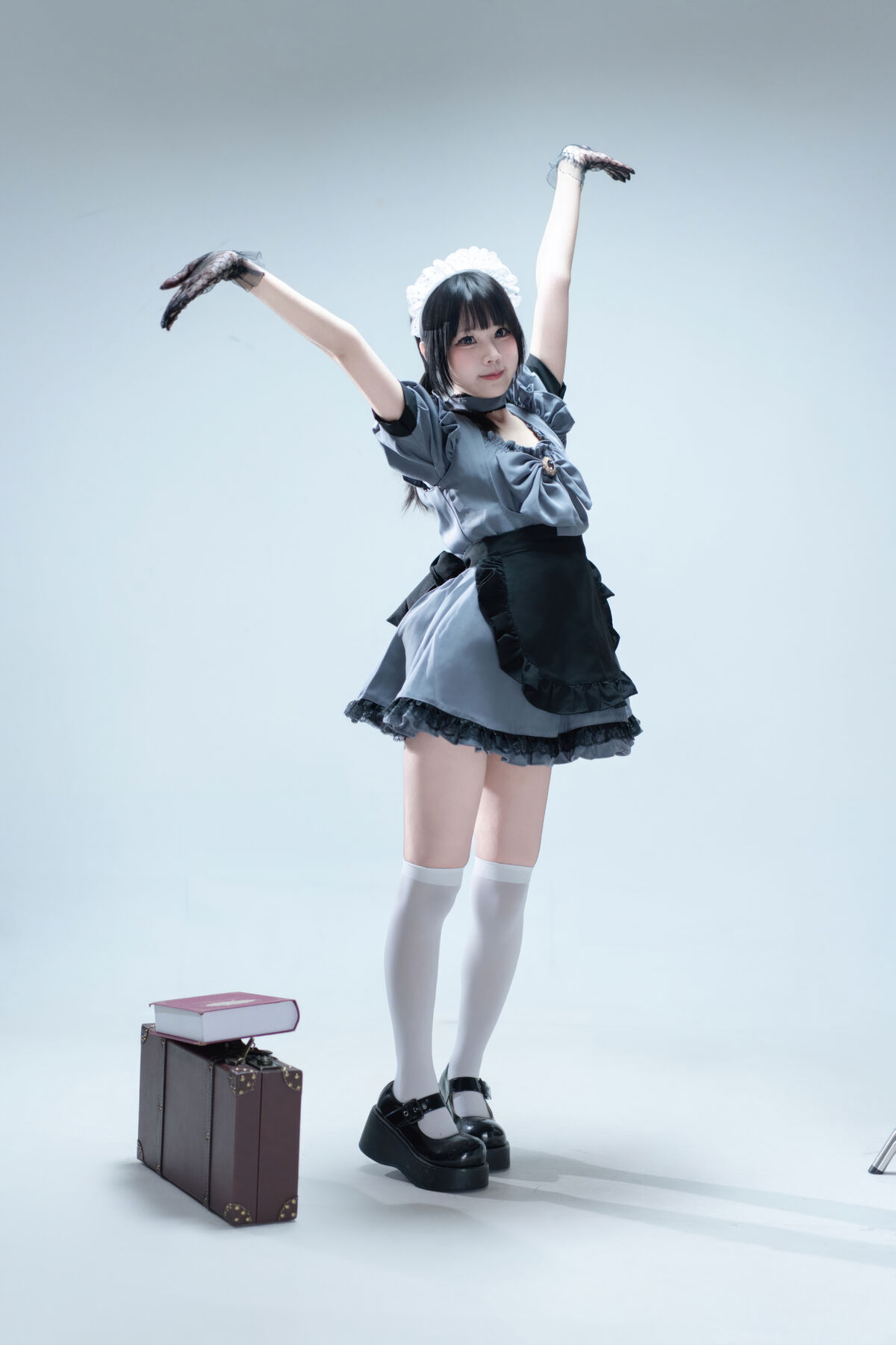 Coser@清水凪 - 手提箱与灰色女仆