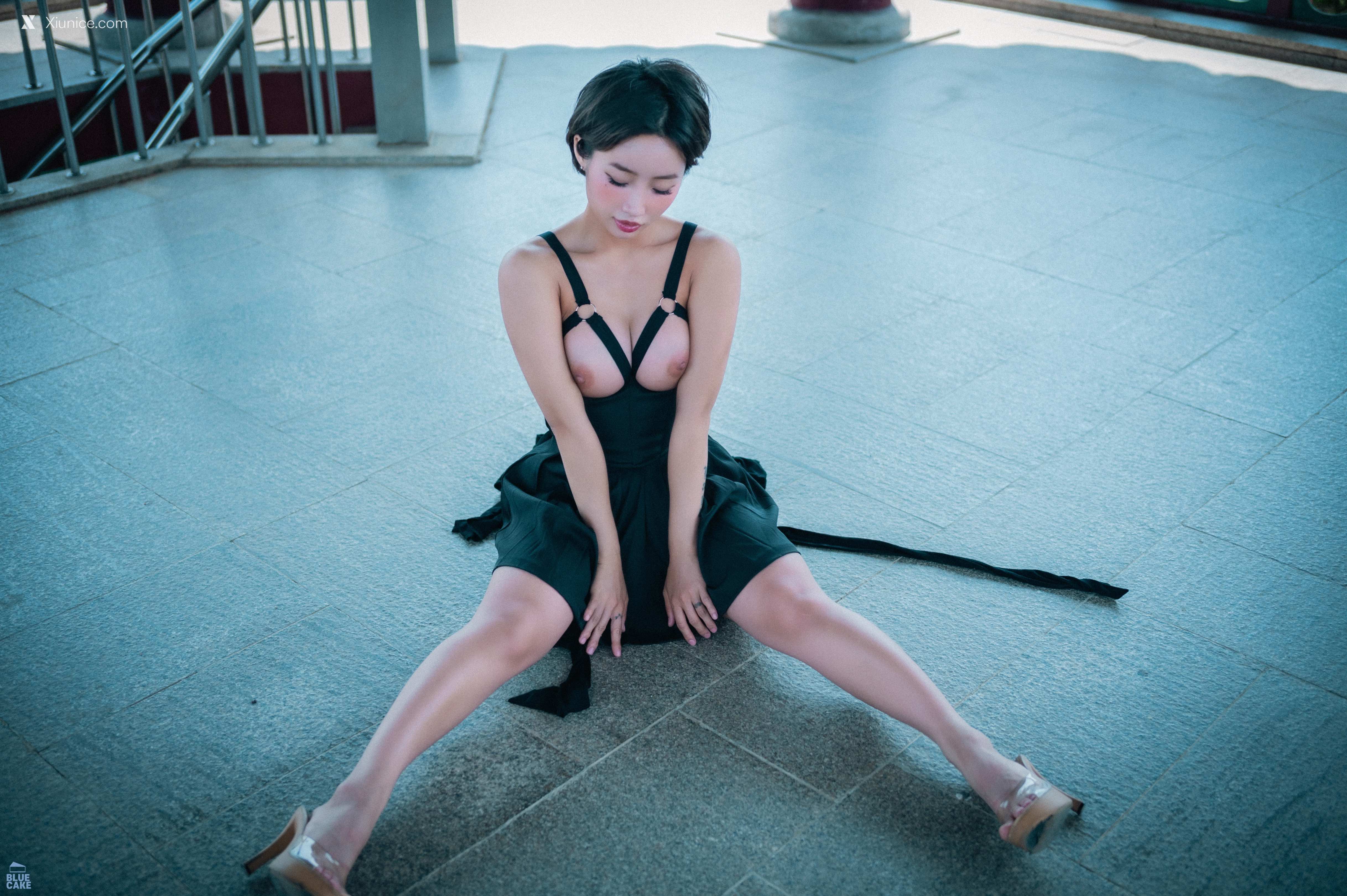 BLUECAKE Booty Queen – Walk in The Park 4K