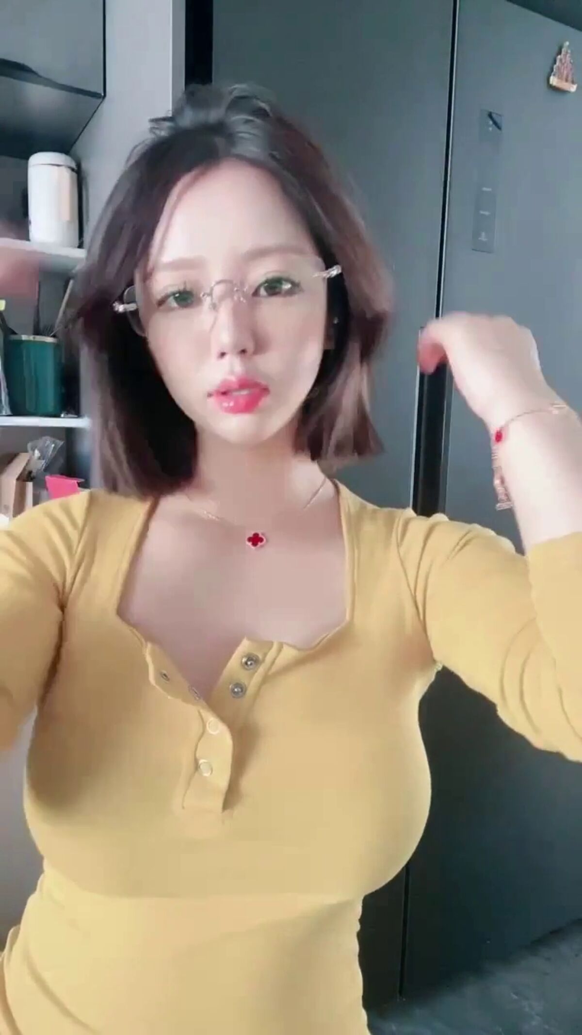 Mei Mei Zi Ya 美美子Ya – 多彩随缘播外围 上下真空诱惑 道具喷水秀 02