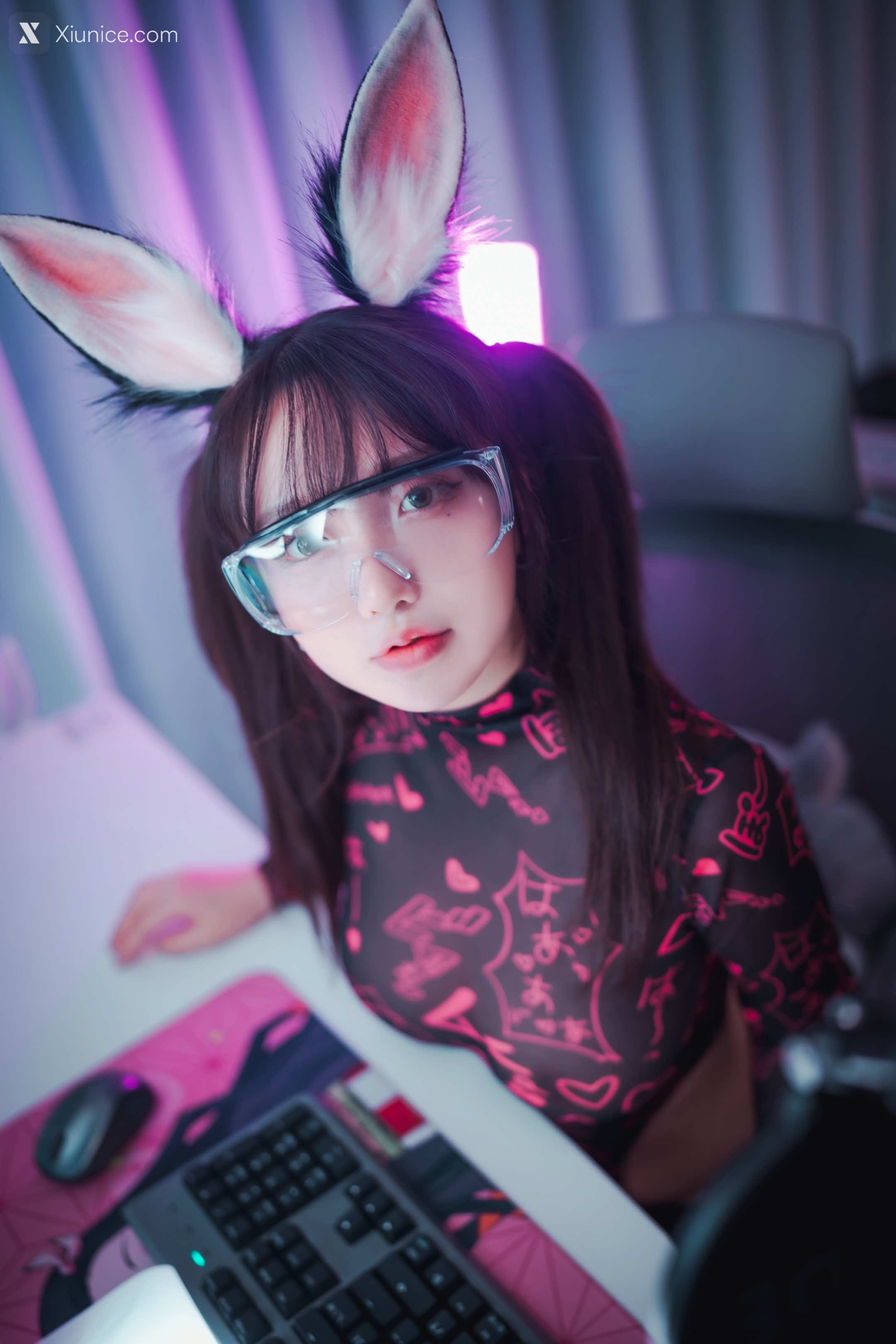 DJAWA Photo – Son Ye-Eun (손예은) – Retro Gaming Girl 4K