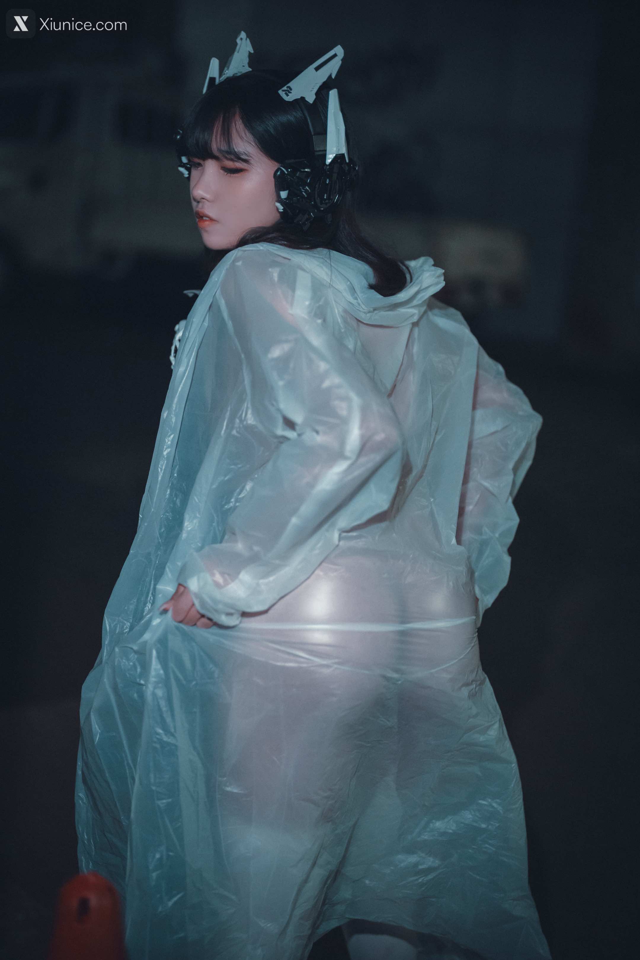 DJAWA Photo – Sonson (손손) – Vagabundo de la Noche (Masked-girl in raincoat) 4K