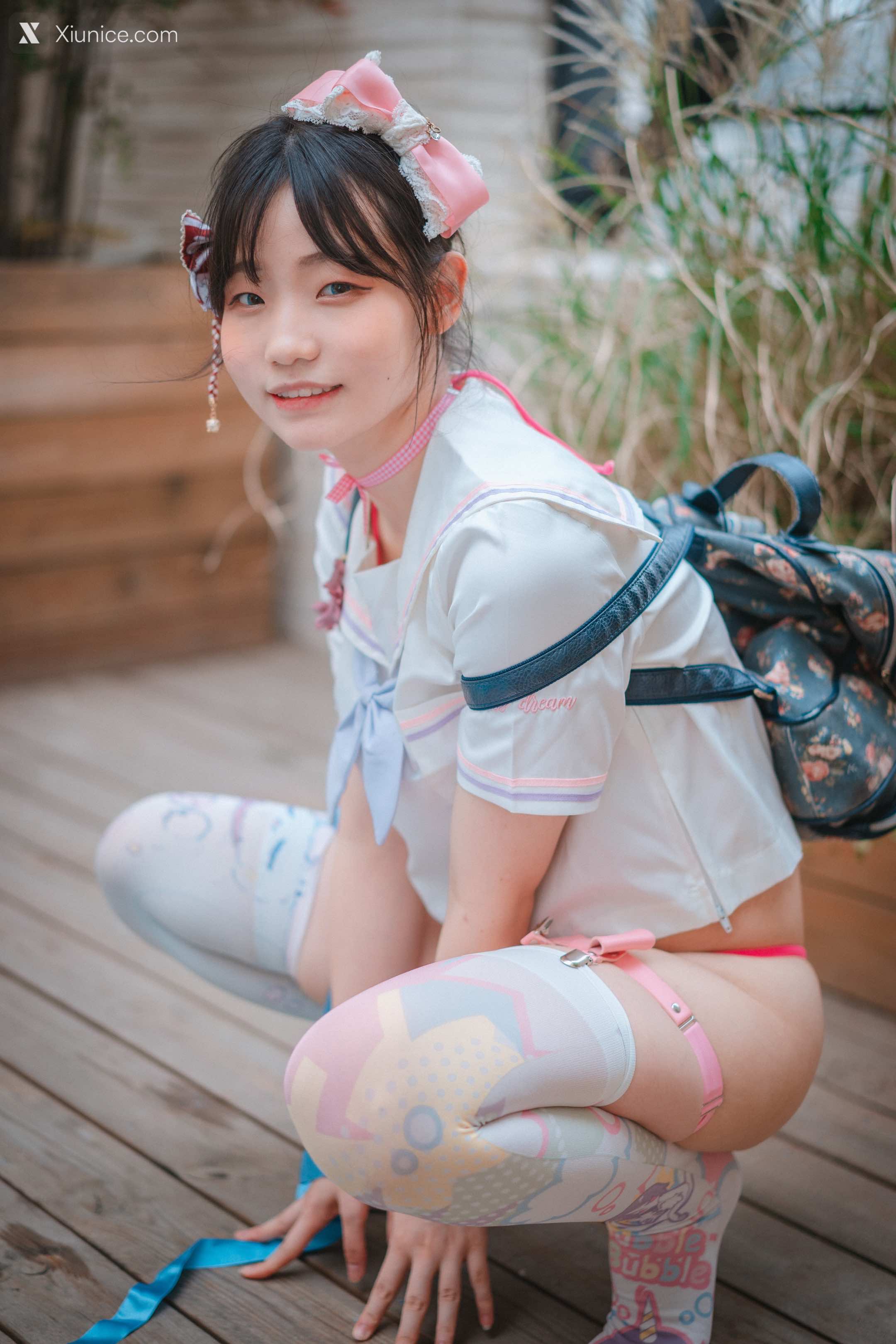 DJAWA Photo – Mimmi (밈미) – Mochilero en Violeta (Backpacker-Girl) 4K