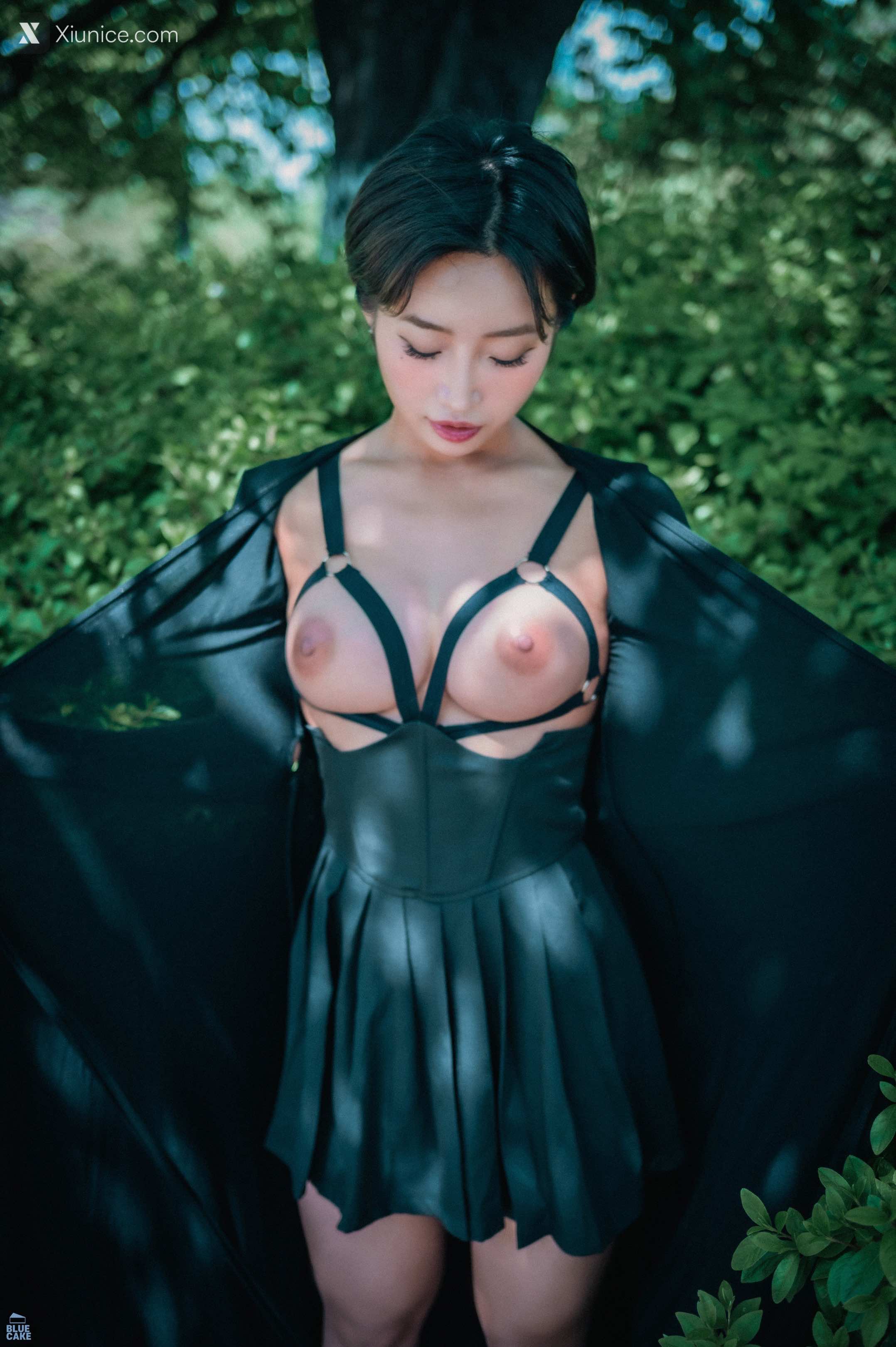 BLUECAKE Booty Queen – Walk in The Park 4K